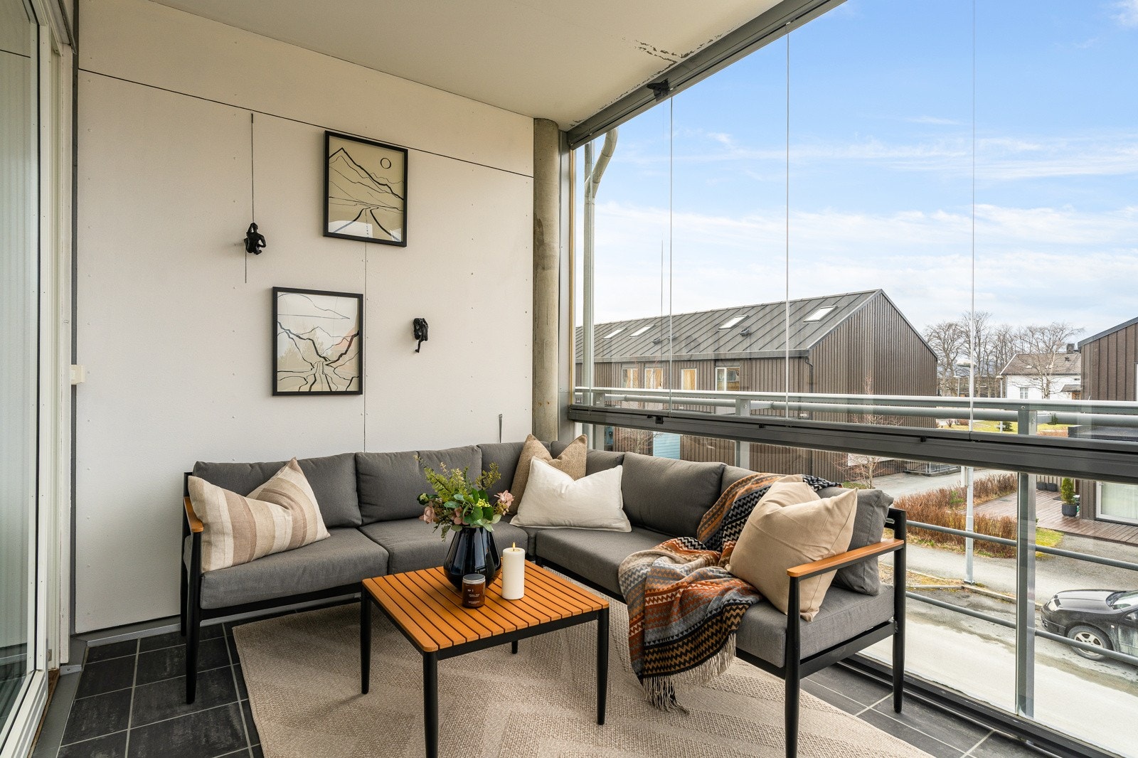 Via skyvedør i stuen er det adkomst til en innglasset balkong på 9 kvm. Galleribilde