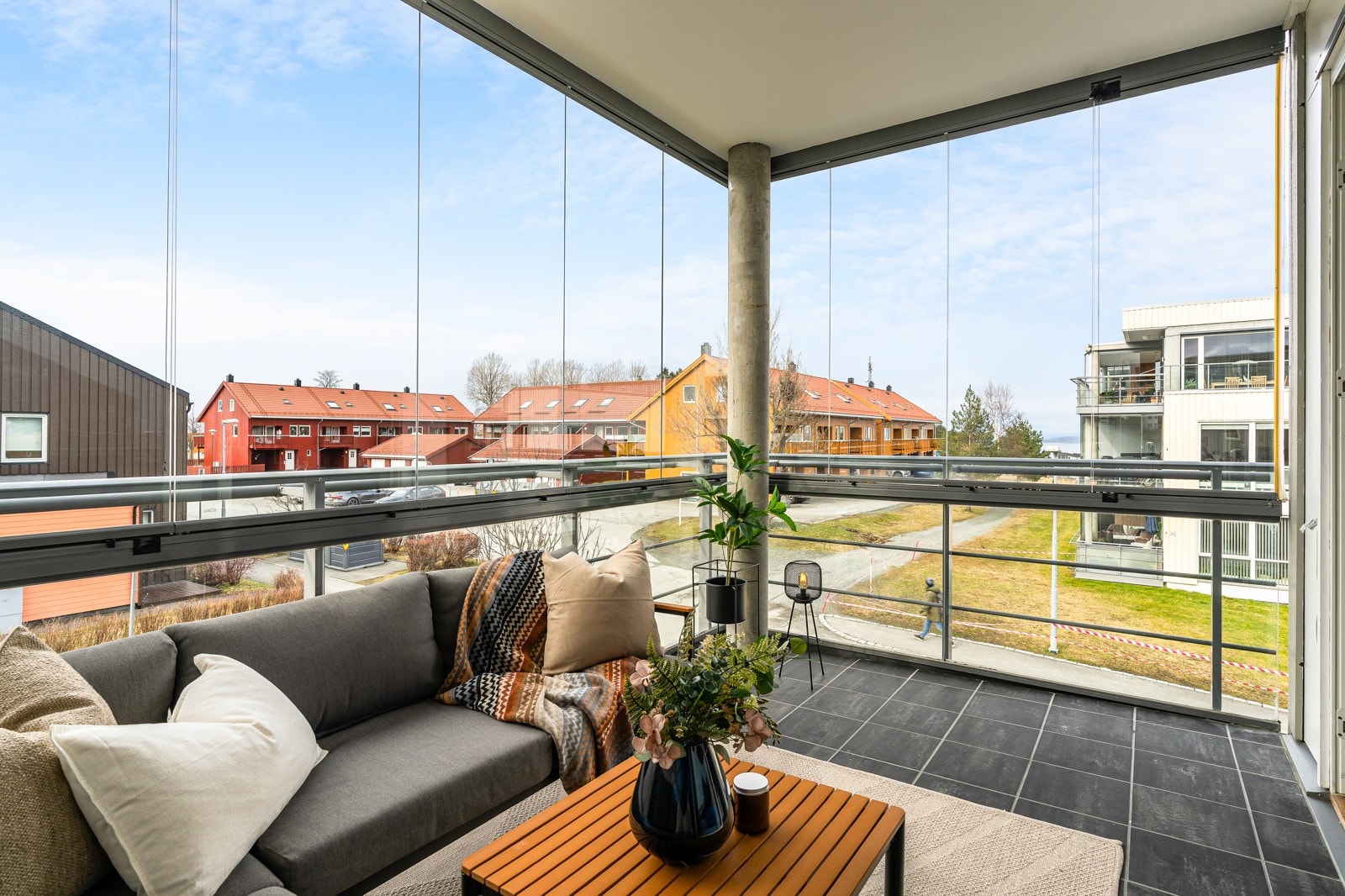 En innglasset balkong gir deg helårsvelvære og et uterom skjermet for vær og vind. Galleribilde