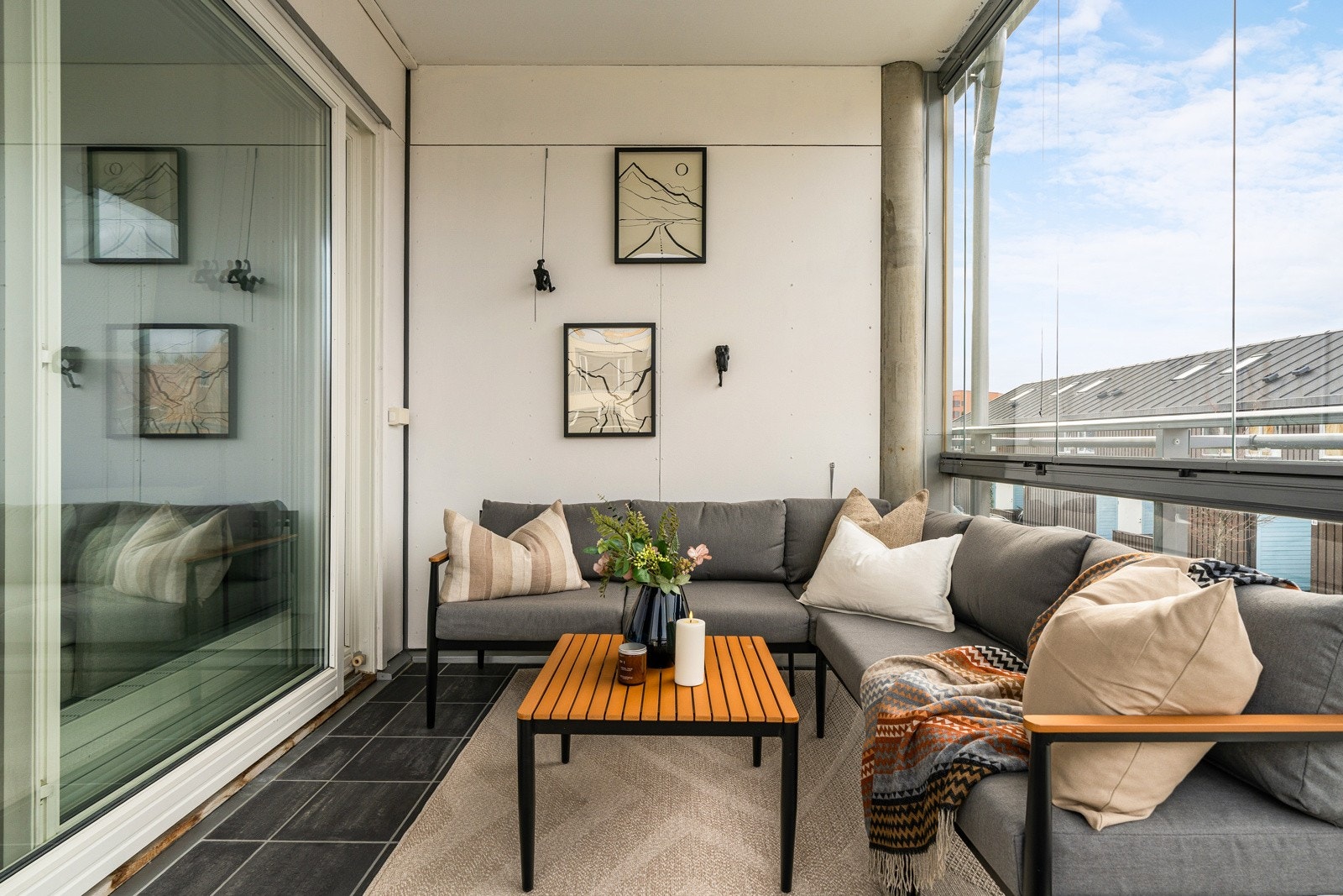 Balkongen har flislagt dekke og vindu som kan åpnes og lukkes etter behov. Galleribilde