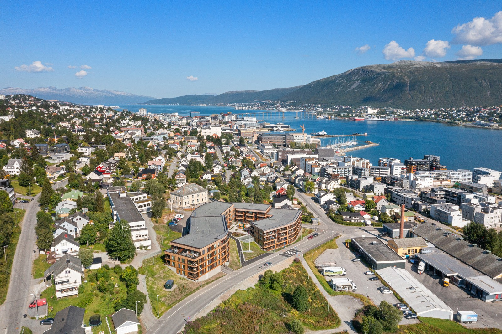 Det er kort vei til bussholdplass, sentrum, treningssenter, dagligvare m.m.