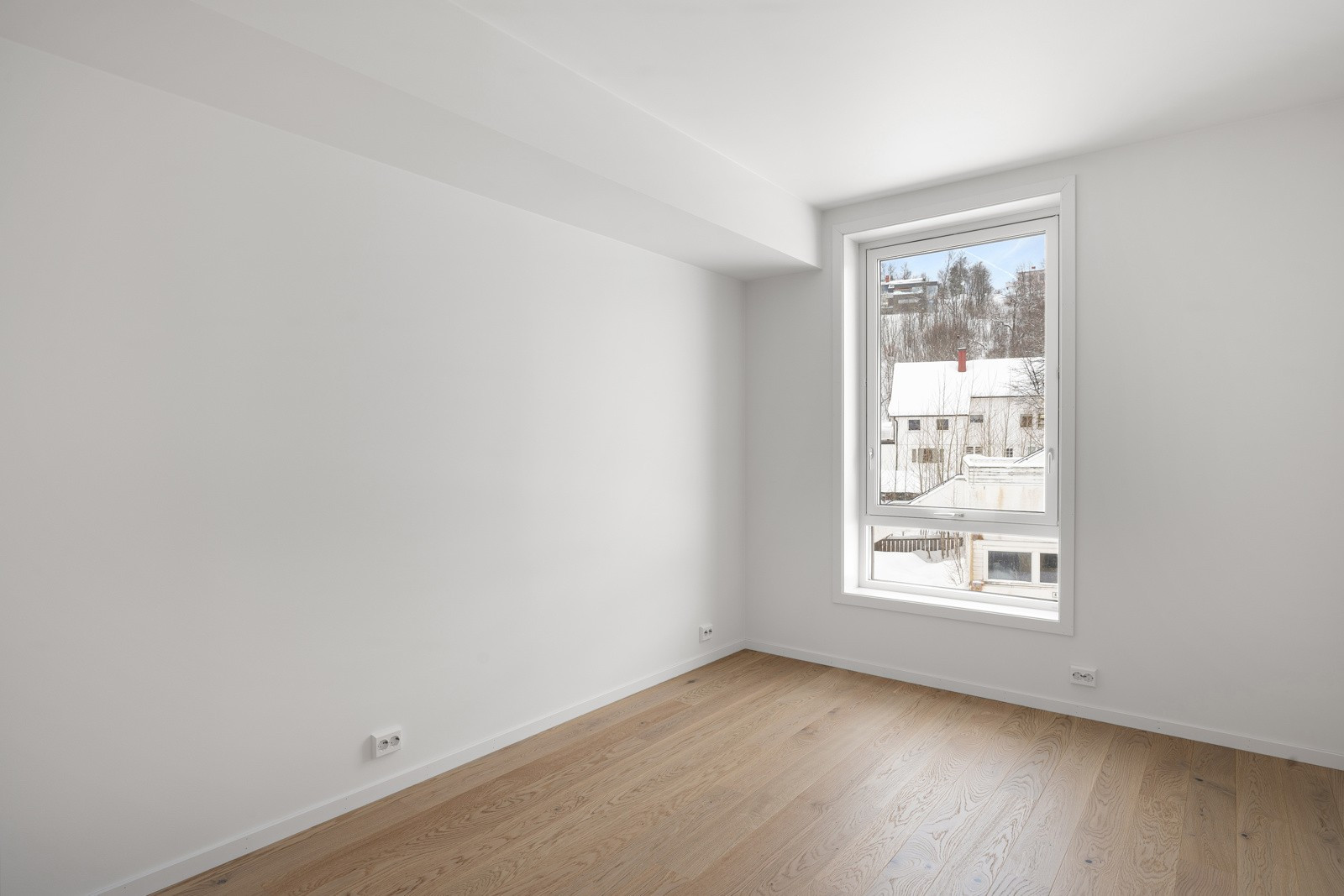 Soverom med plass til dobbeltseng og garderobeskap.