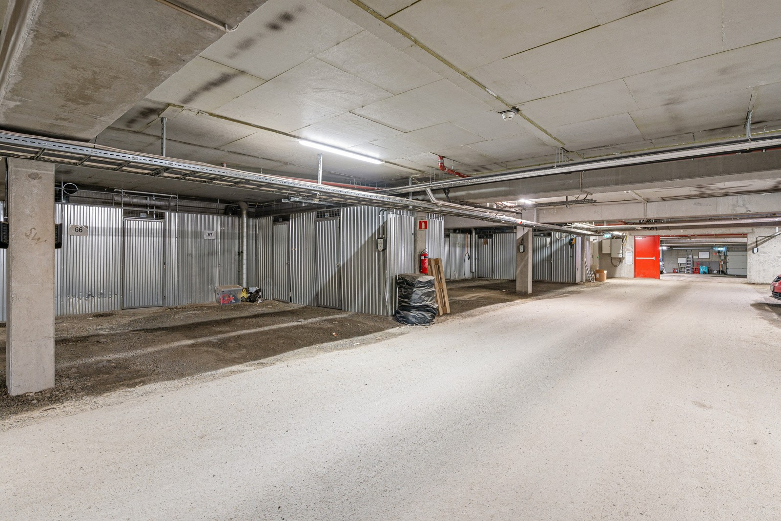 Boenheten disponerer egen parkeringsplass i garasjeannlegg med heis ned fra leilighetens etasje. I tillegg disponerer leiligheten sportsbod like bak parkeringsplassen.