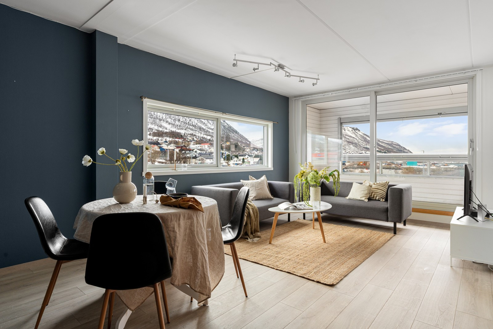 Stuen er stor lys og hyggelig.