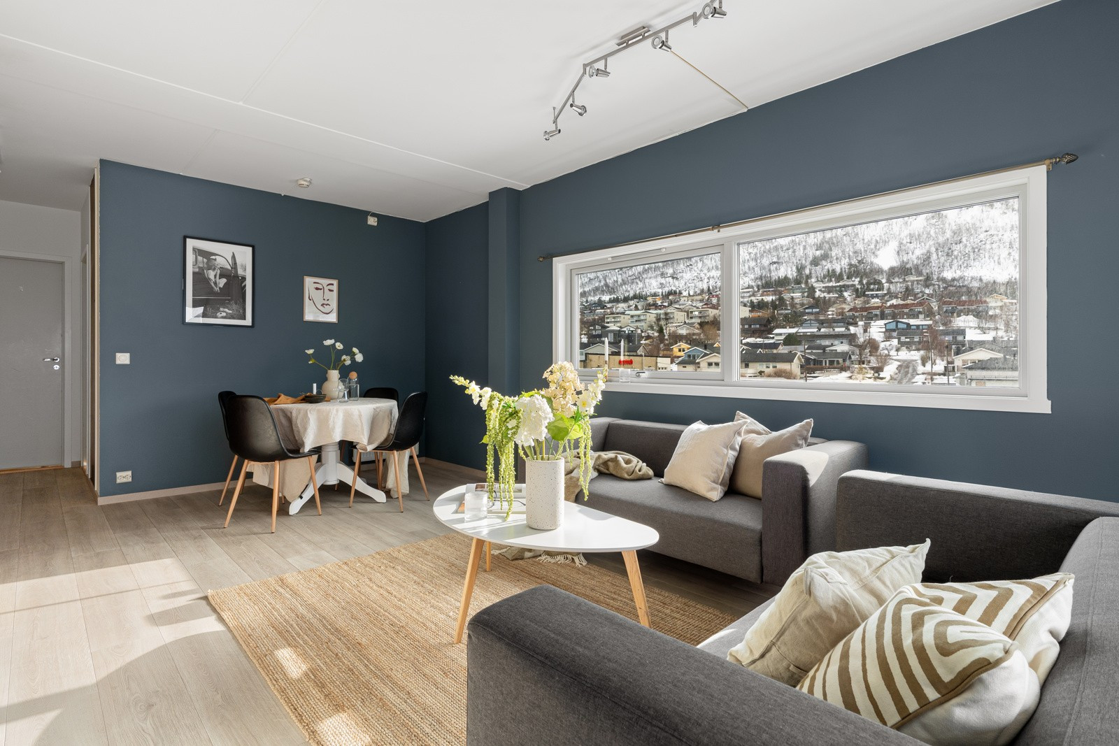 Stuen har god plass til sofa med tilhørende møblement