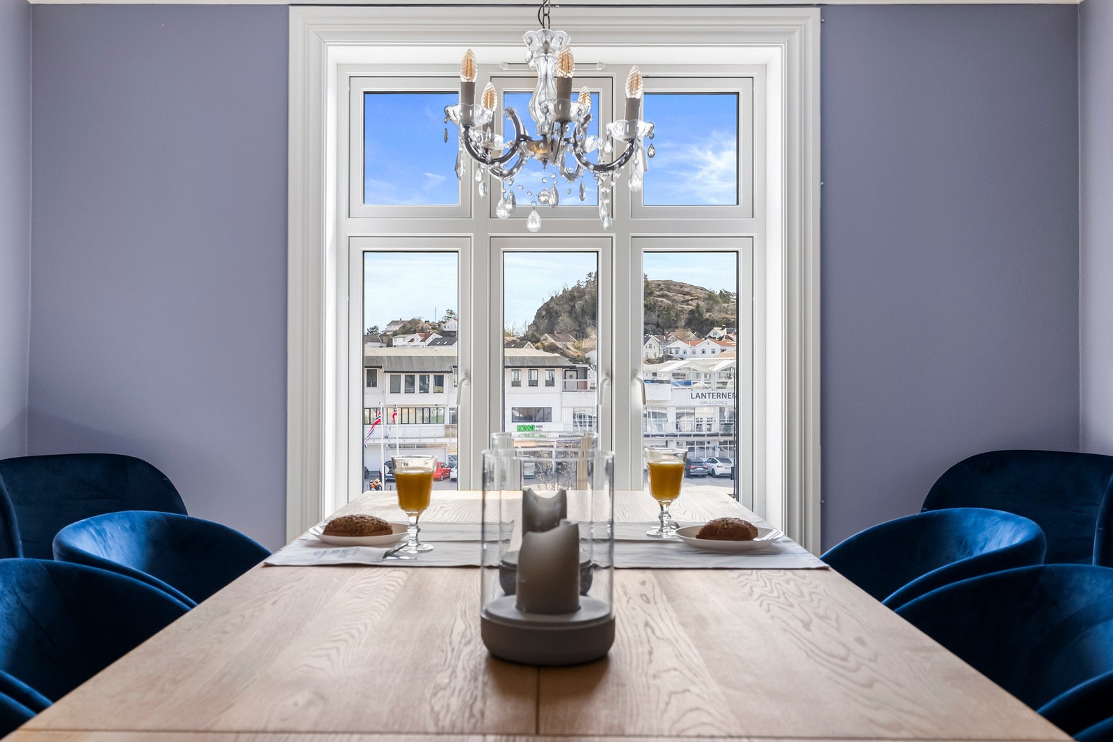 Stort vindu ut mot Lilletorget og bybrua. (også mulighet for ekstra 4. soverom). Galleribilde