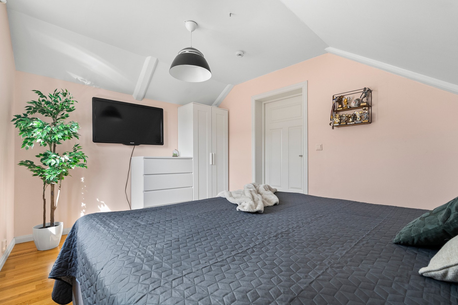 Romslig soverom hvor du kan innrede med dobbeltseng og forskjellige garderobeløsninger. Galleribilde