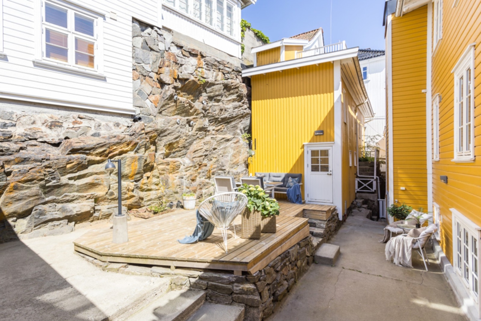 Fellesareal med eget bygg til boder, samt felles takterrasse. (denne leiligheten eier en av bodene i dette bygget.) Galleribilde