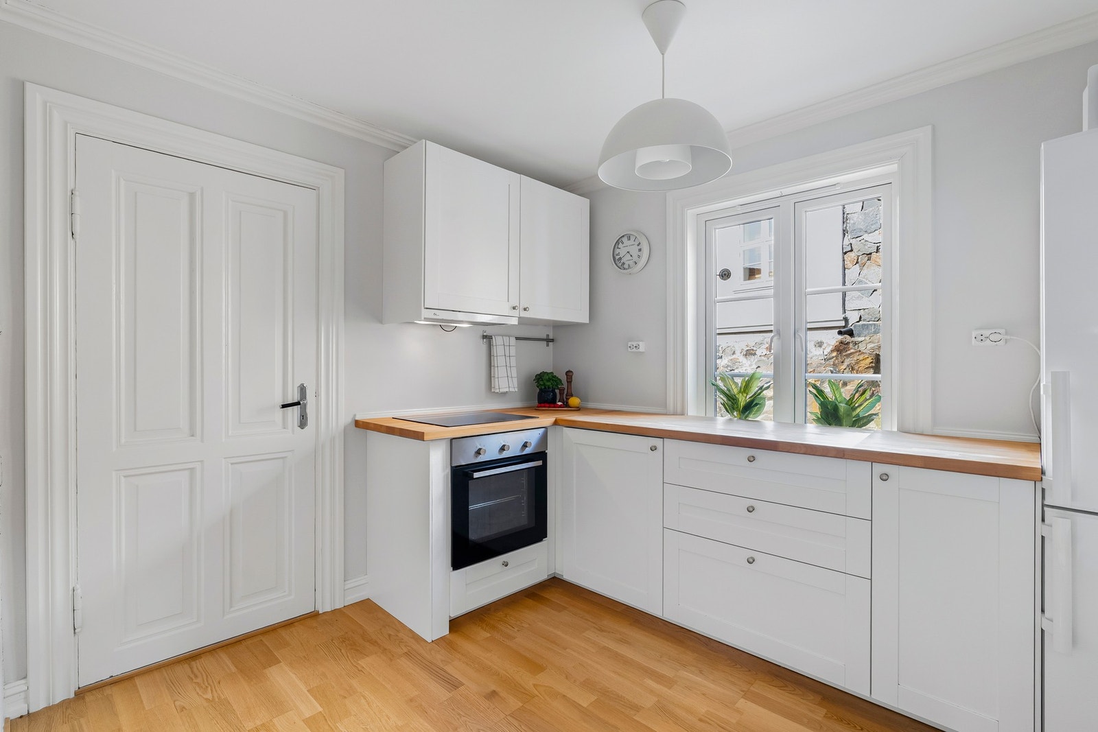 Lyst og pent kjøkken. Galleribilde