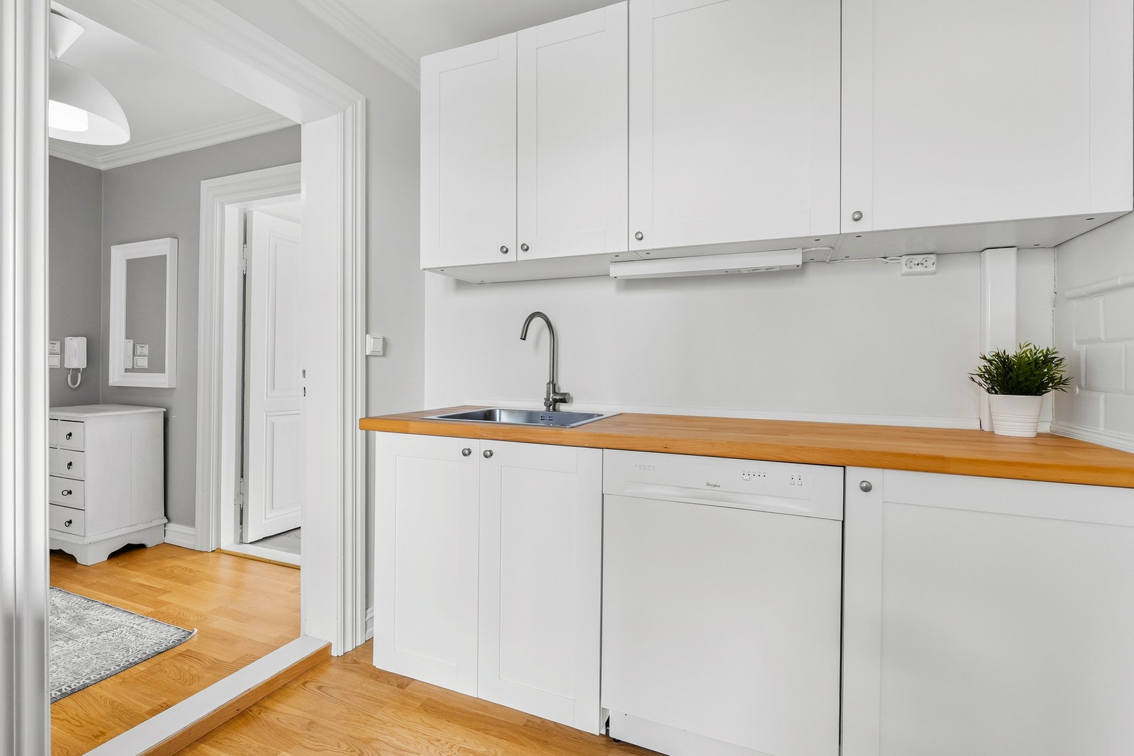 Heltre benkeplater gir robust arbeidsflate, og enkel stålvask sørger for lett rengjøring. Galleribilde