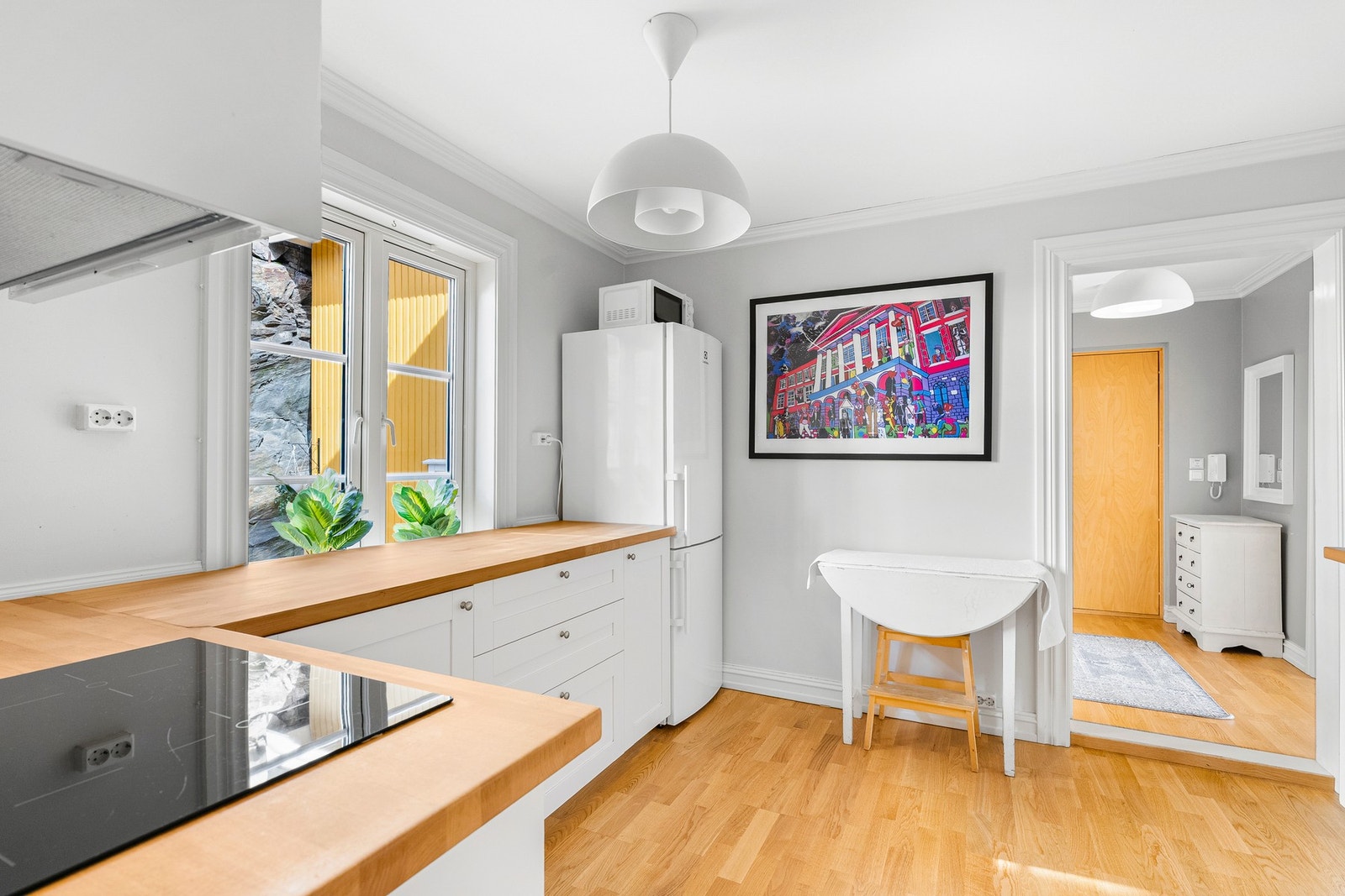 Kjøkken har utsikt mot hyggelig bakgård. Galleribilde