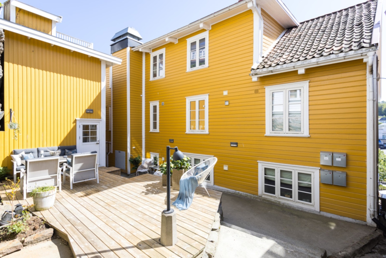 Hyggelig fellesområde i bakgården, inngangen til leiligheten er her med en enkel trapp opp. Galleribilde