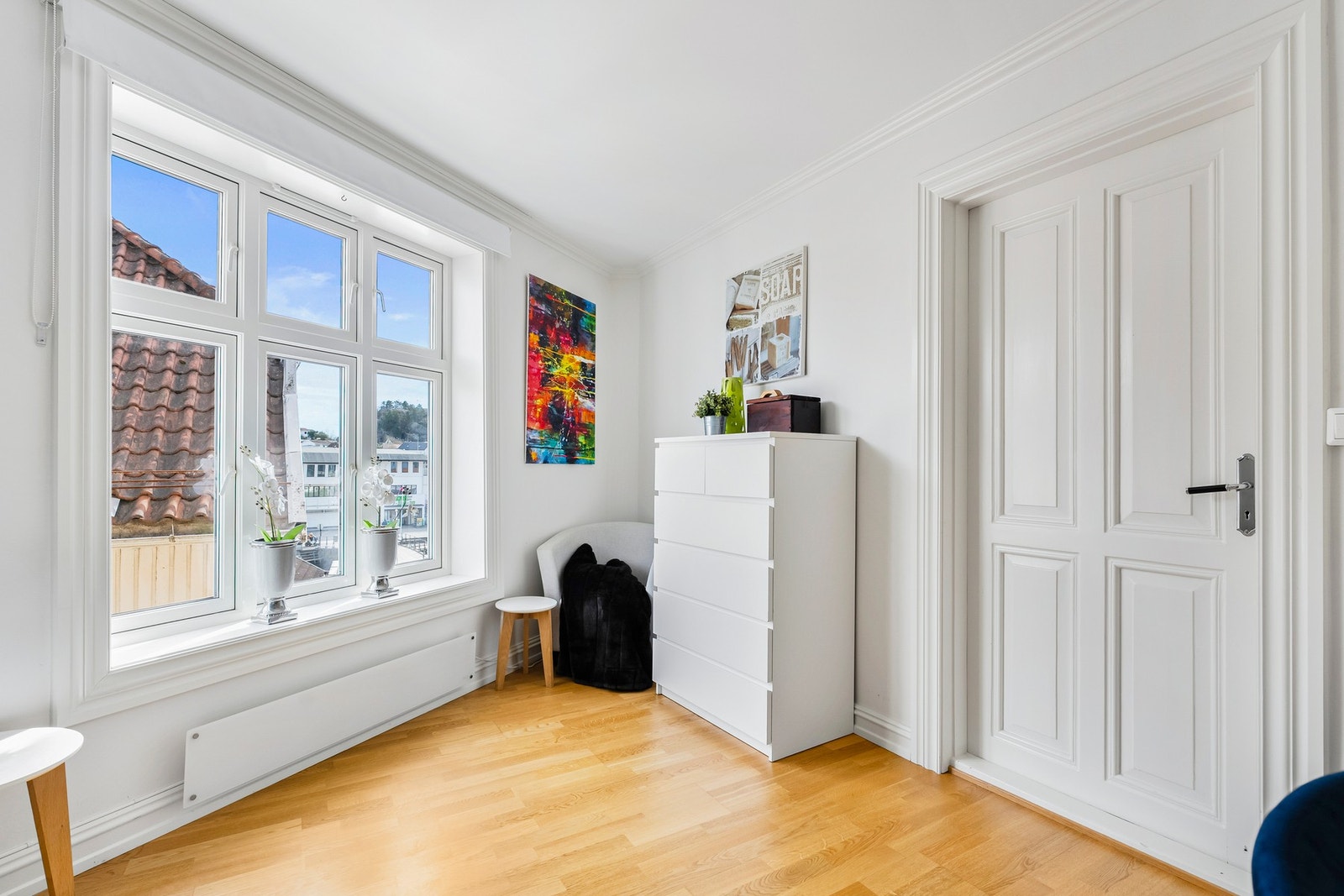 Soverom 2. Stort vindu med fin utsikt mot byen. Galleribilde