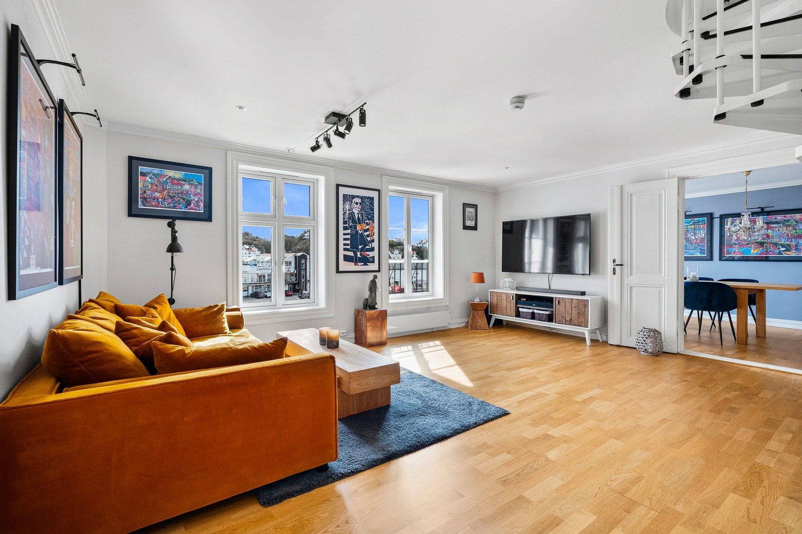 Lave vindueskarmer og to -fløyde dører gir lys og sjel. Galleribilde