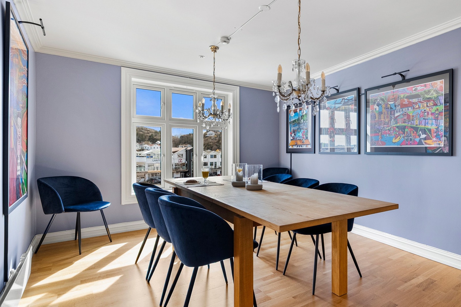 Videre i leiligheten kommer du til en stilig spisestue. Galleribilde