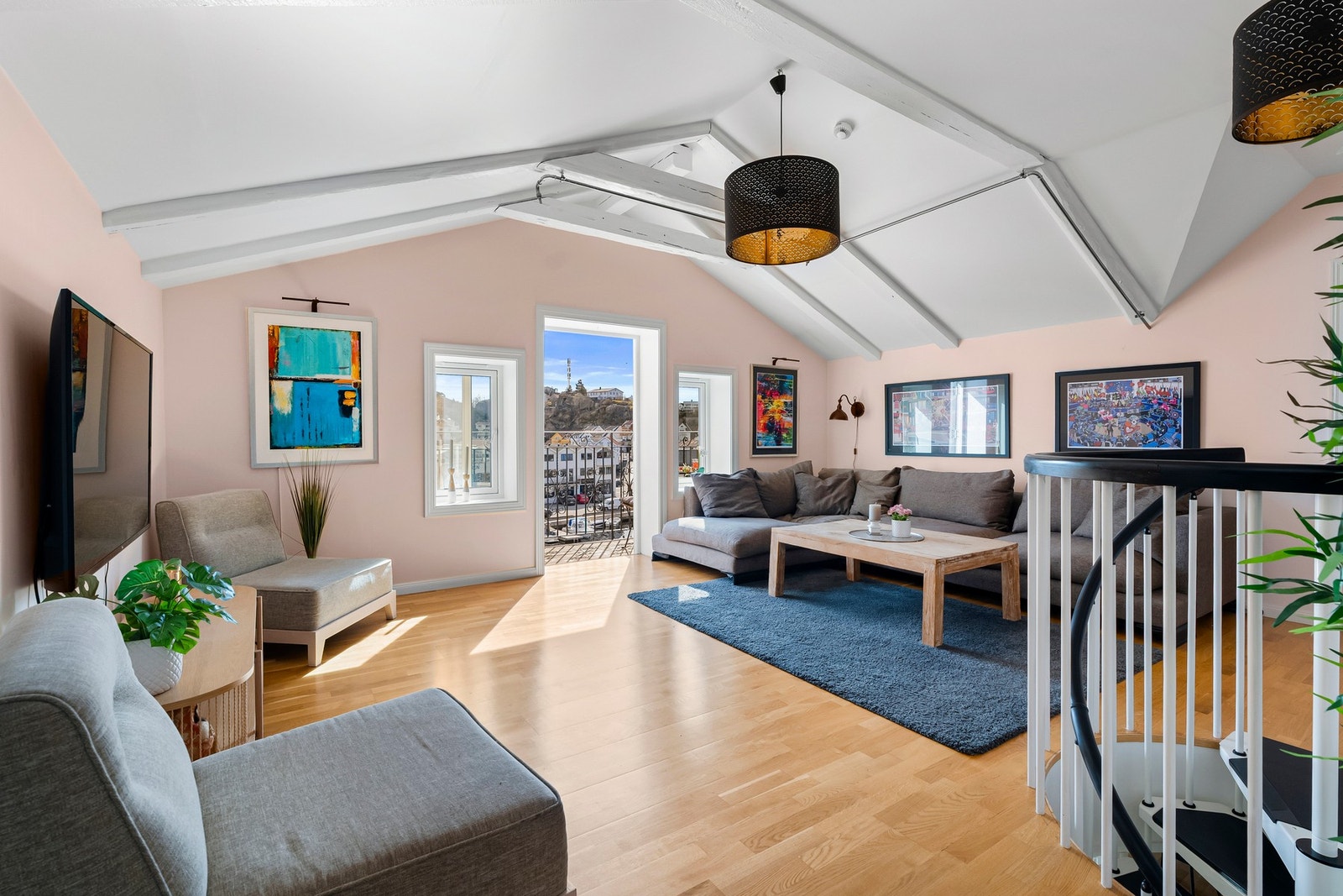 Romslig loftstue med god takhøyde. Galleribilde