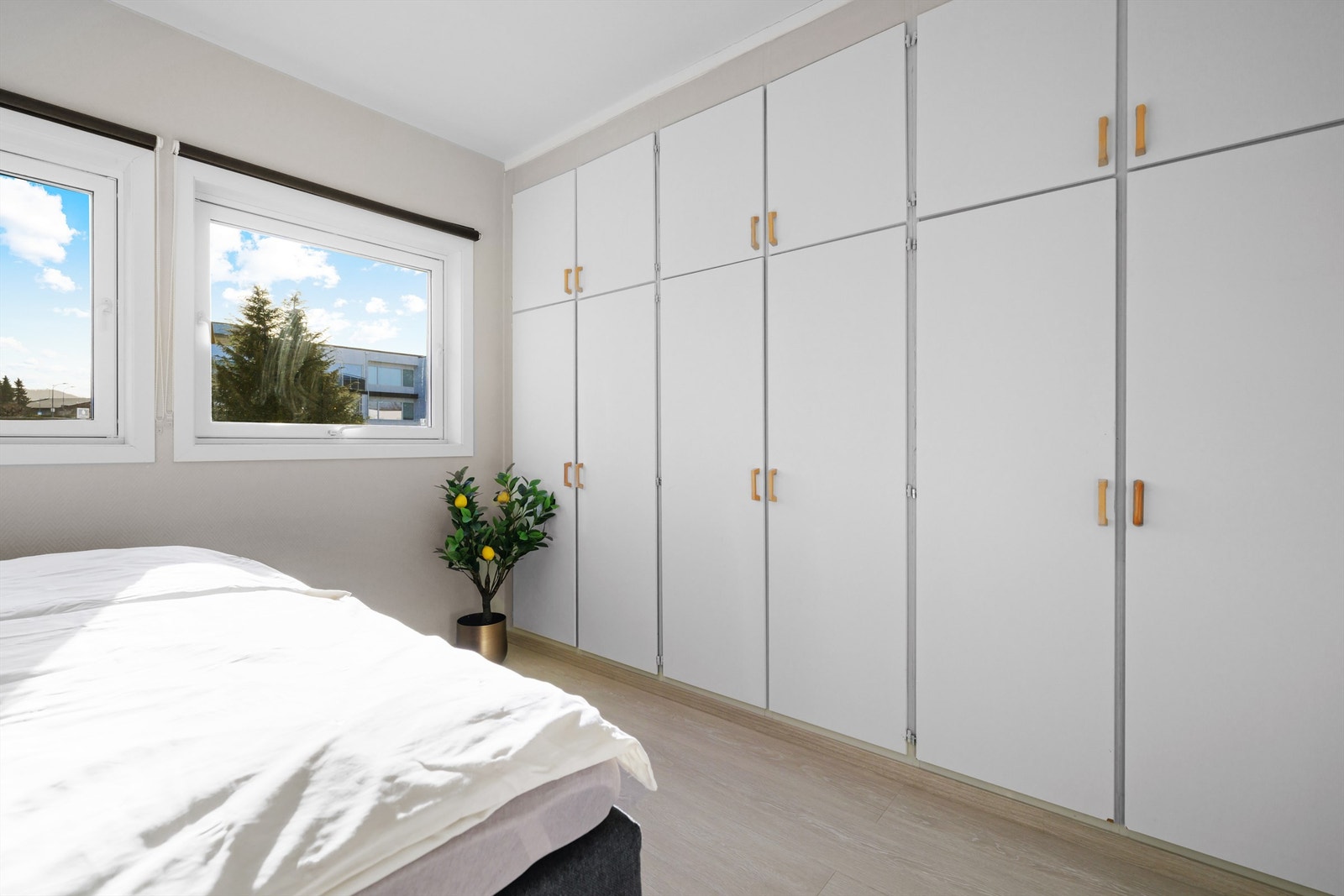 God garderobeplass i soverom Galleribilde