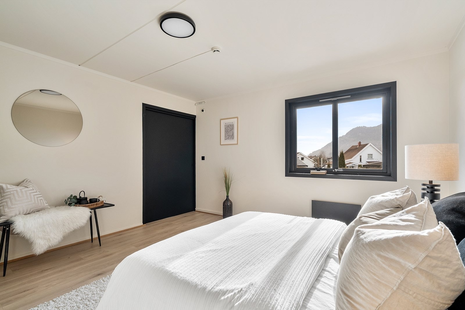 Romslig og pent soverom Galleribilde