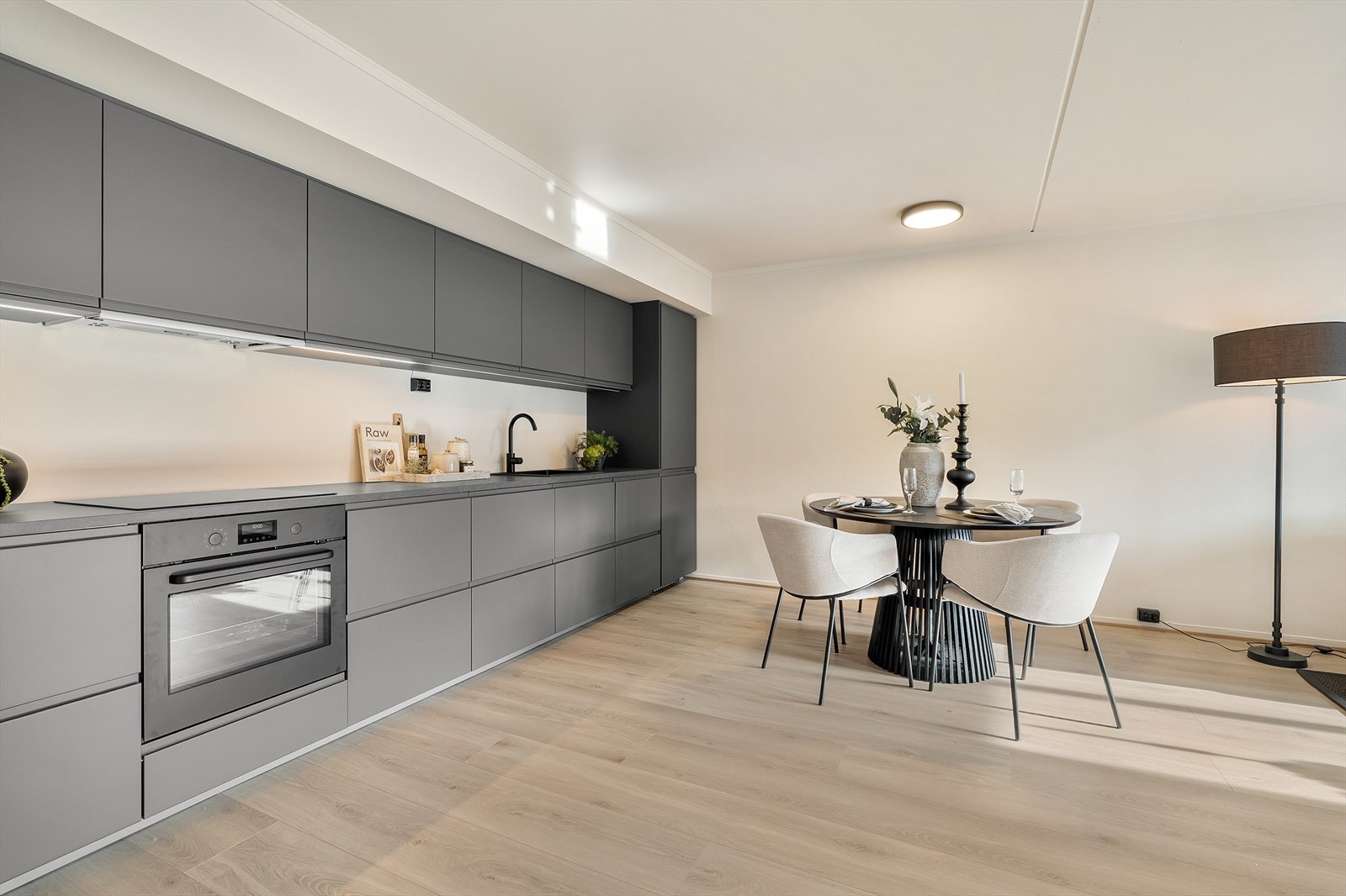 Lekkert nyoppusset kjøkken fra 2023 med integrerte hvitevarer Galleribilde