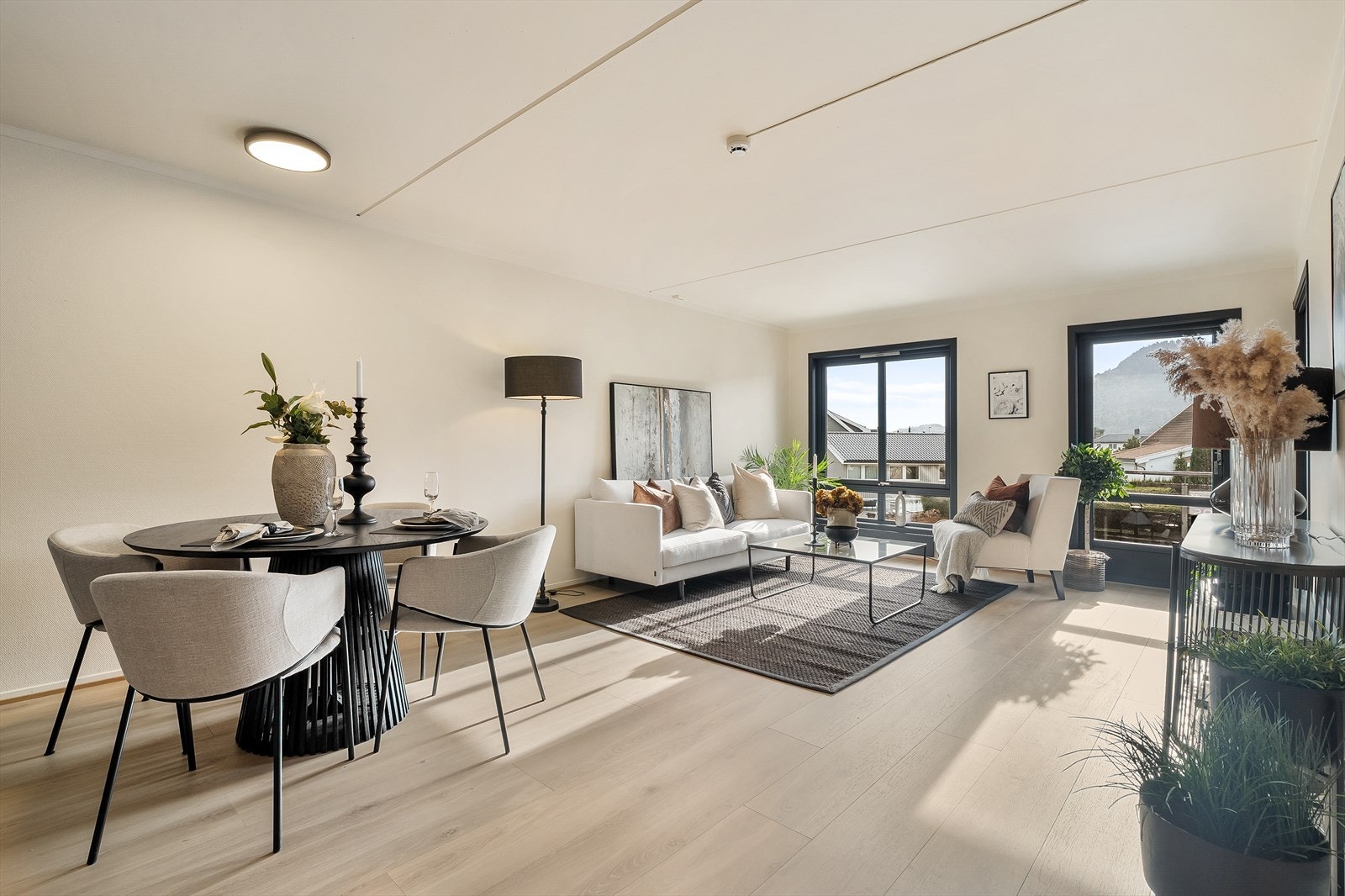 Stor lys stue med utgang til balkong og god plass til møblering Galleribilde