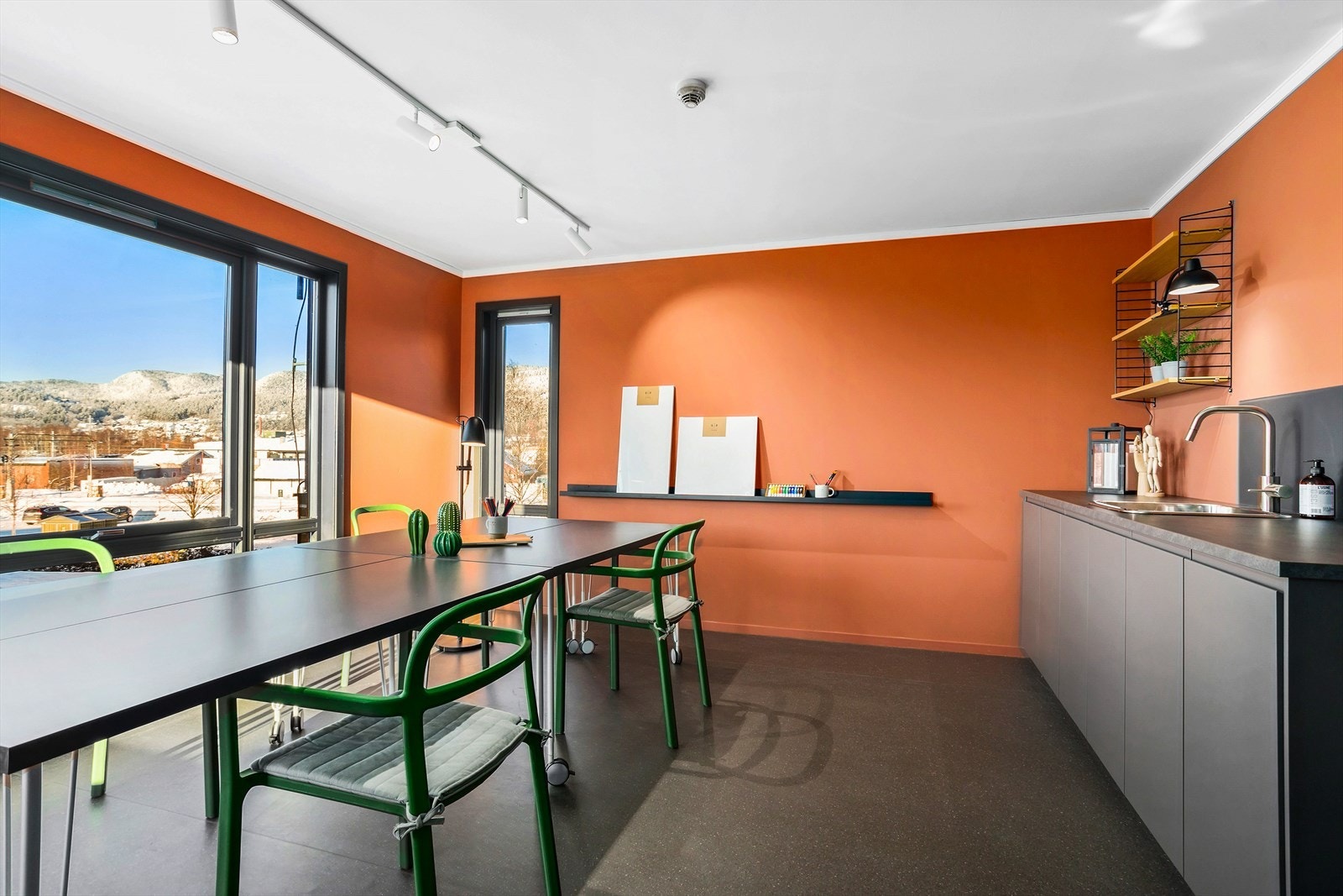 Hobbyrommet er et praktisk rom som er tilrettelagt for å skape enten i fellesskap eller alene. Her kan du male på lerret, tegne, sy eller utøve andre hobbyer. Galleribilde