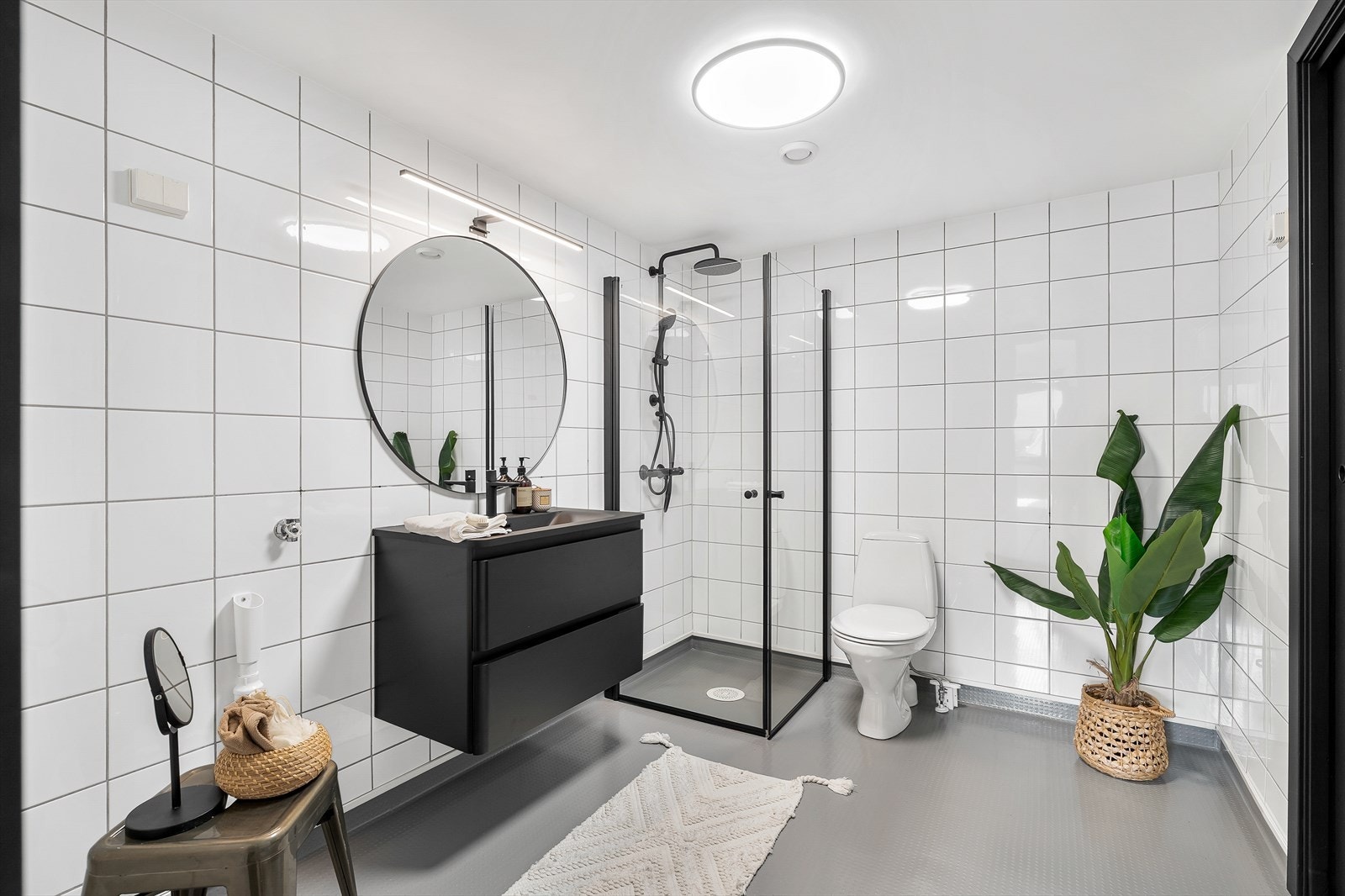 Lekkert nyoppusset bad fra 2023 med moderne møbler og opplegg for vaskemaskin Galleribilde