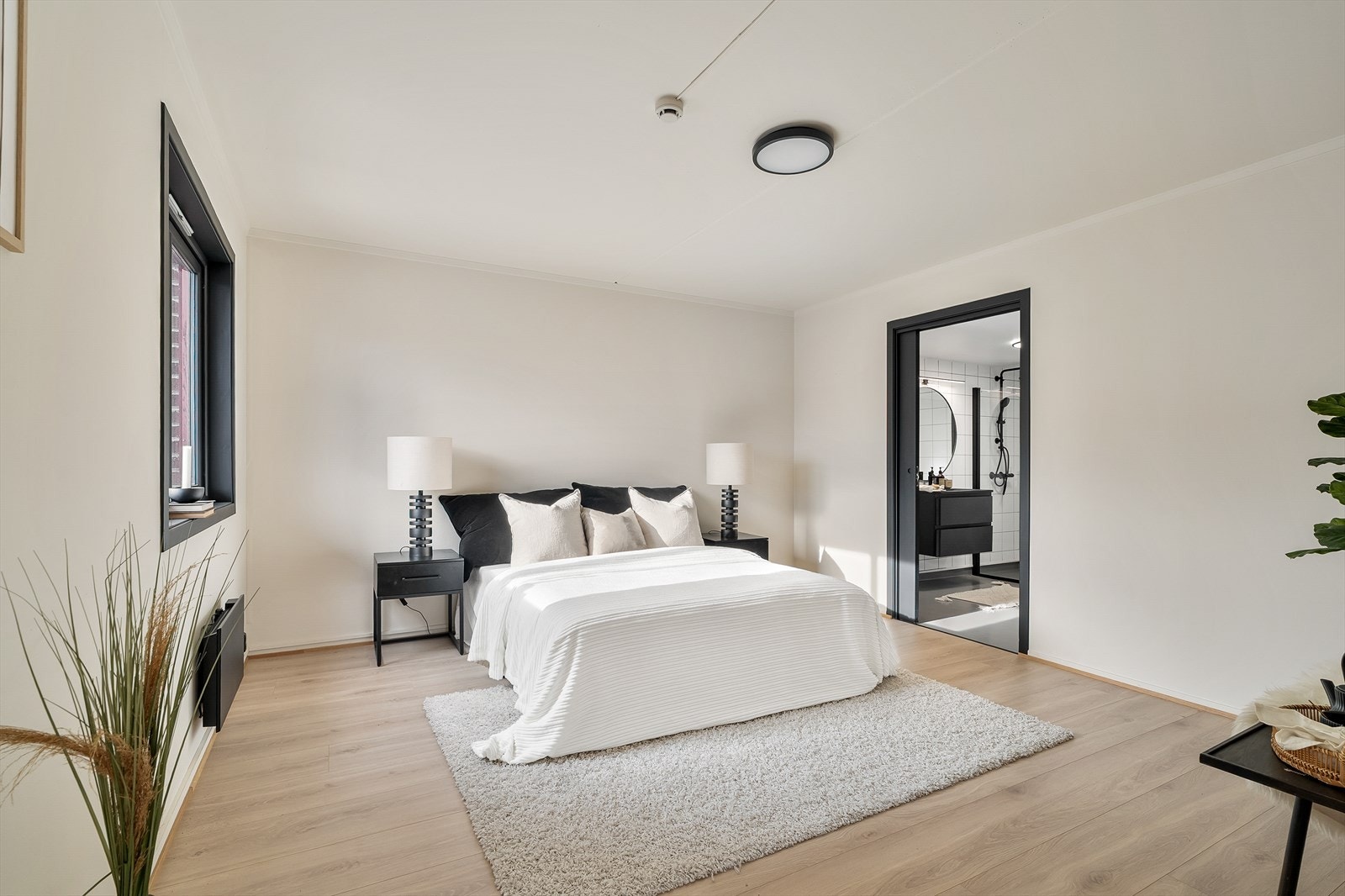 Soverom med egen inngang til badet Galleribilde