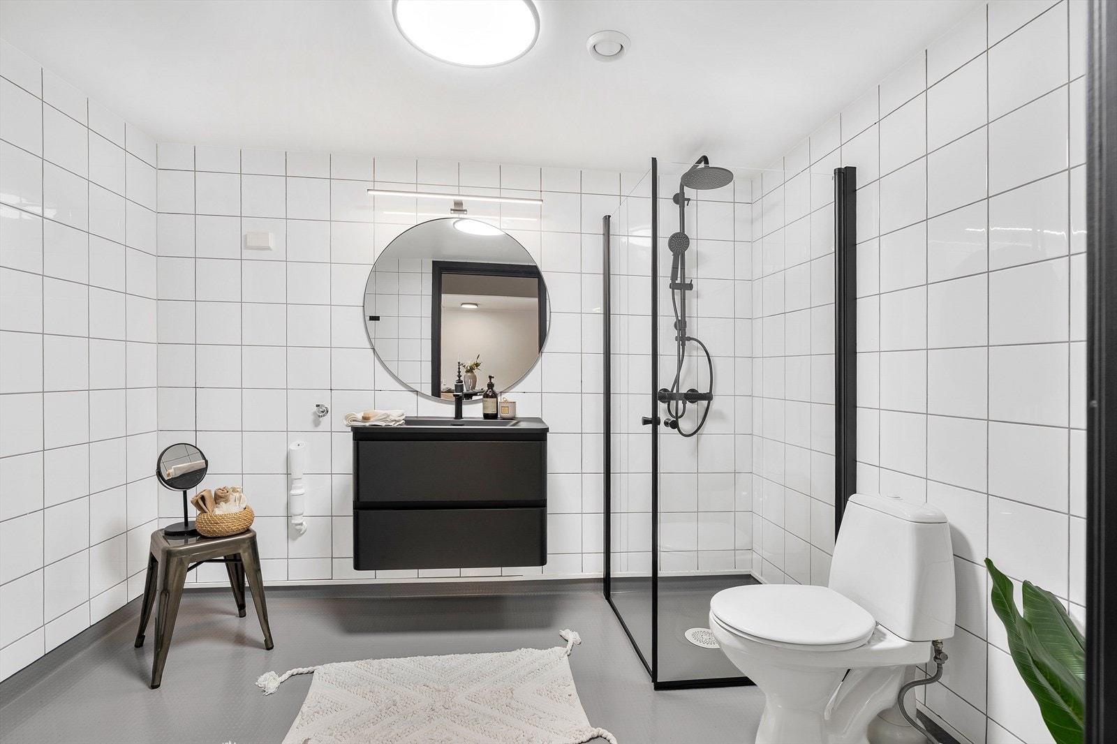 Moderne bad med vinylbelegg og elektrisk gulvvarme Galleribilde