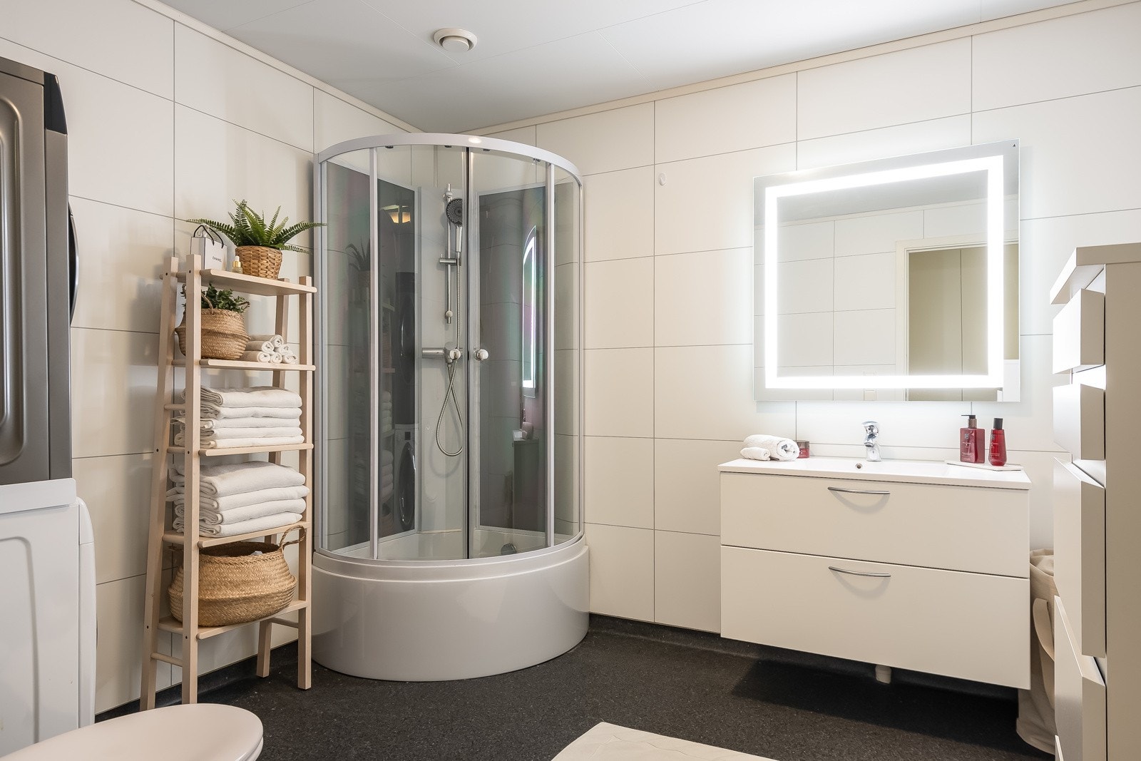 Stort bad på 8,4m². Her har man alt av nødvendig utstyr samt god plass til vaskemaskin Galleribilde