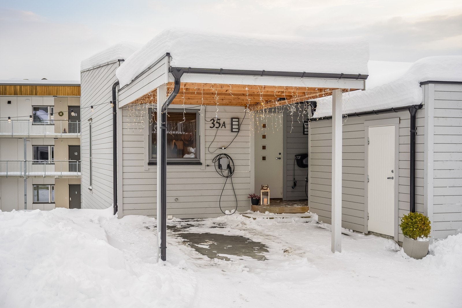 Egen carport, der det også er etablert elbillader. I tillegg er det en utvendig bod på 5m² Galleribilde