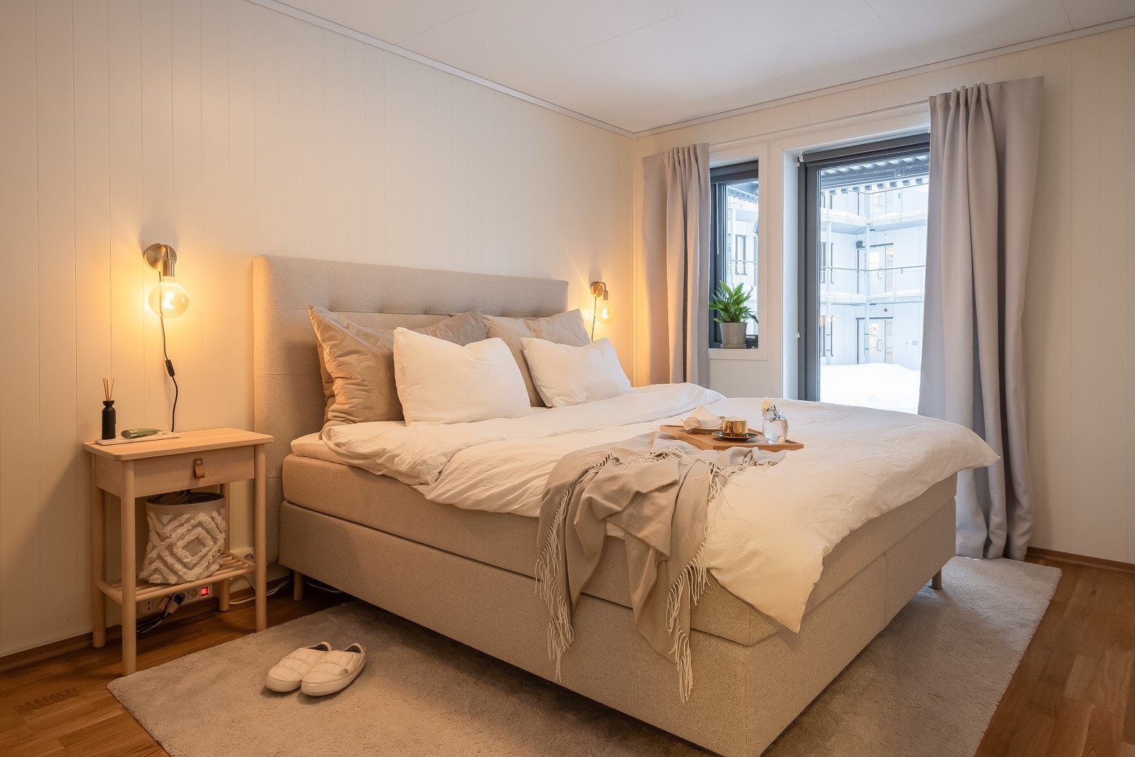 Hovedsoverommet er på romslige 13m² og har god plass til seng av ønsket størrelse Galleribilde