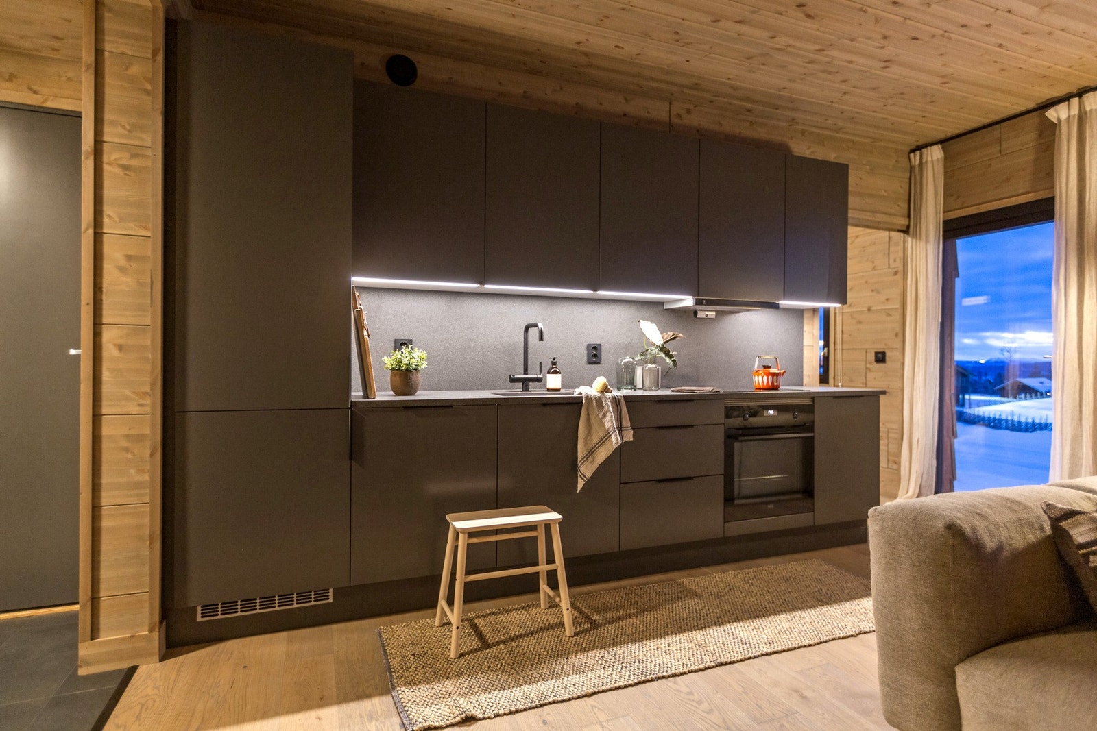 Moderne kjøkken med integrerte hvitevarer og stilrene fronter. Galleribilde