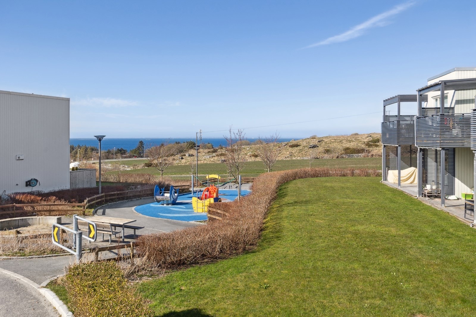 Området har mange lekeplasser og balløkke, strategisk plassert rundt på feltet. Galleribilde
