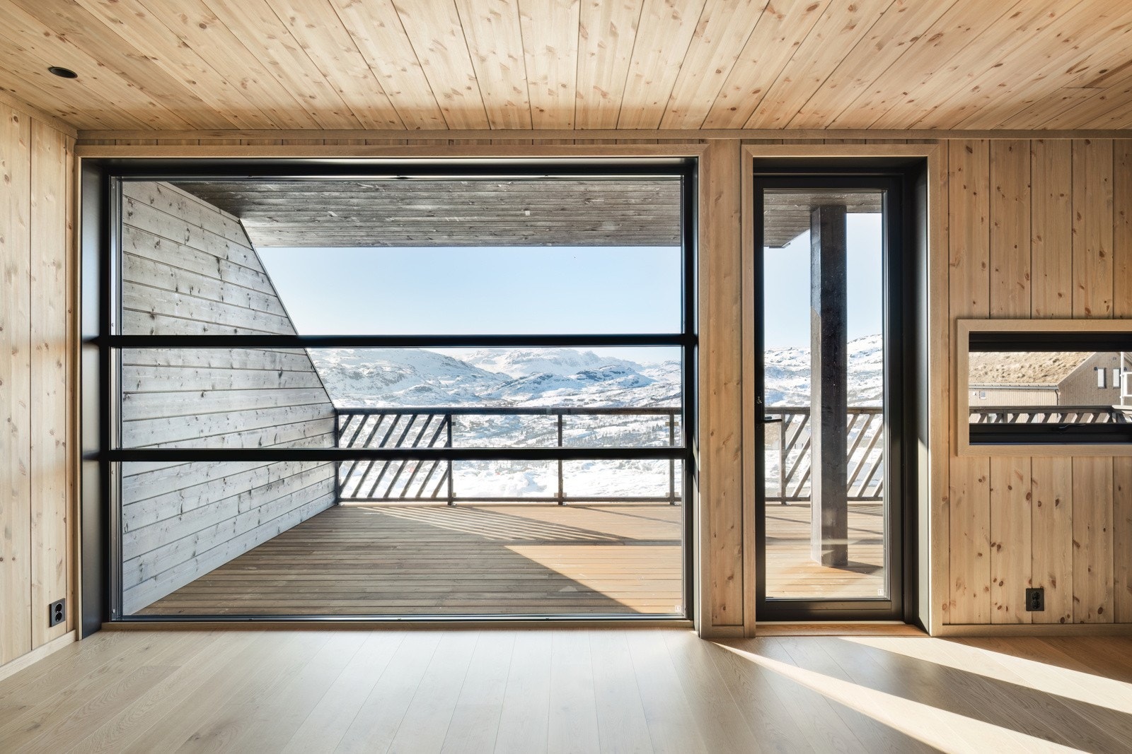 Store vindusflater med flott utsikt. Galleribilde