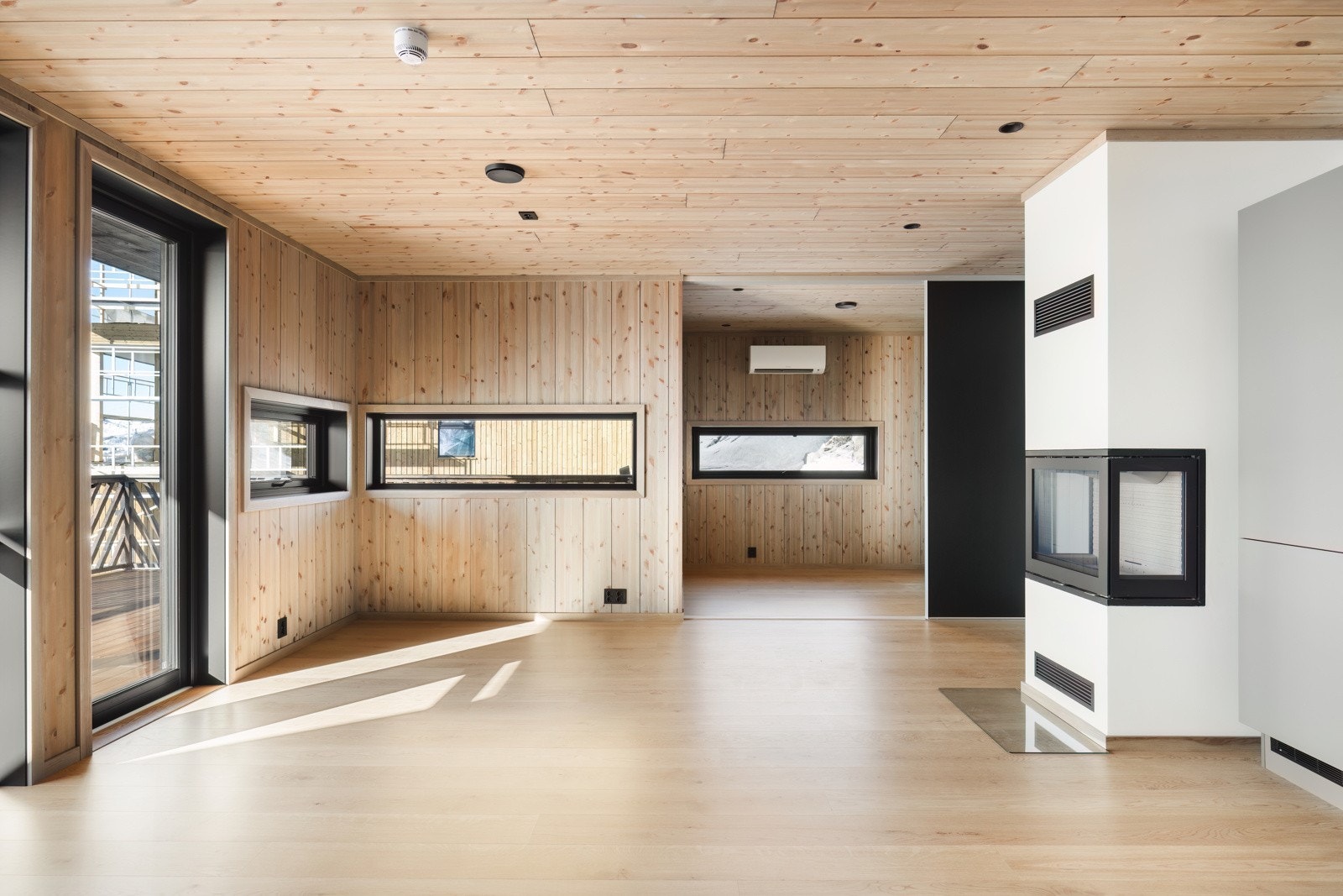 Plassbygget peis som bidrar med god varme. Galleribilde