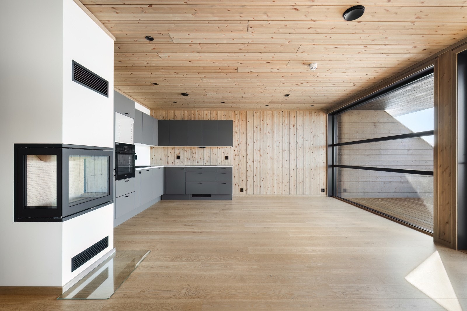 Lekker innredet med vegger og tak i trepanel. Eikeparkett på gulv. Galleribilde