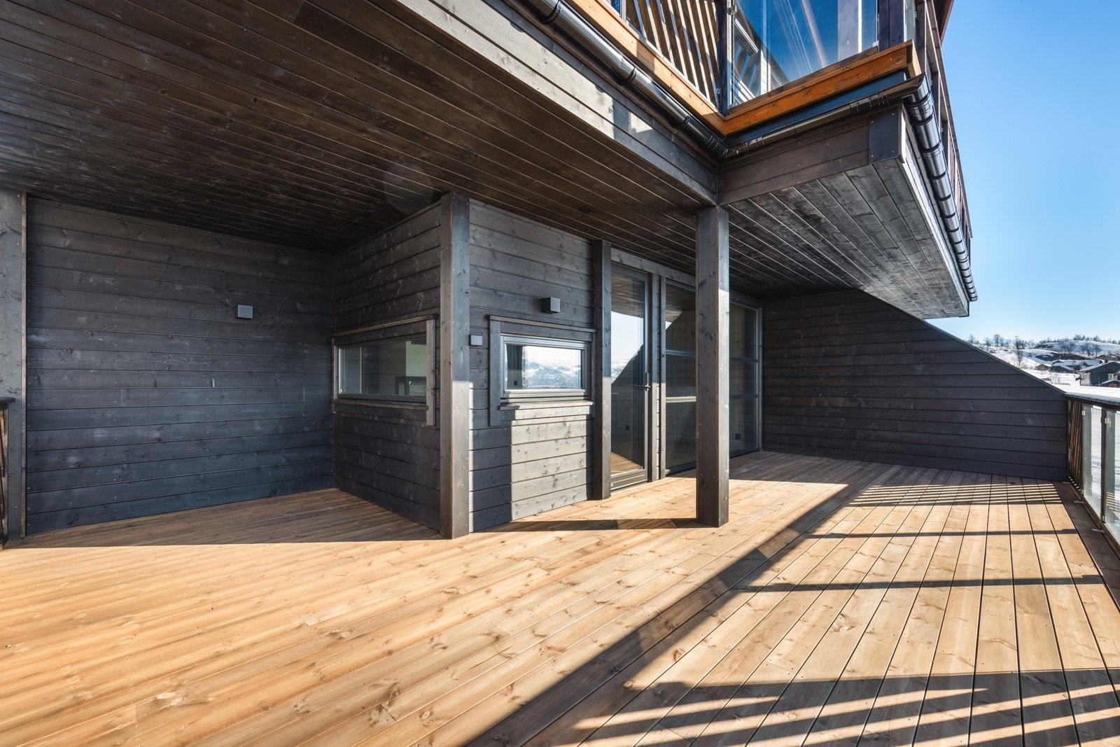 Romslig terrasse mot vest, med god plass til møblement. Galleribilde