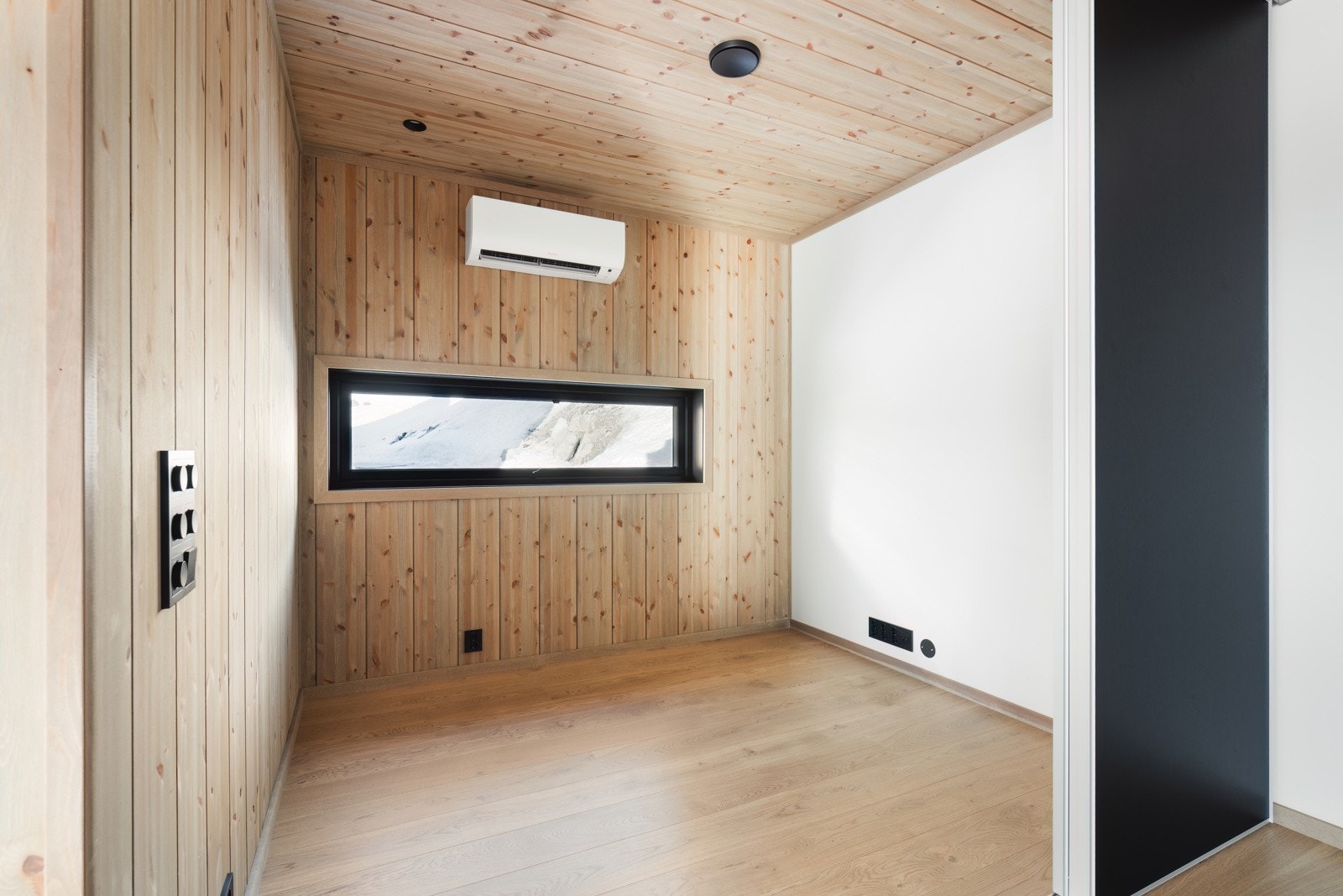 TV- stue med uttrekksvegg som gir mulighet for et ekstra soverom om ønskelig. Galleribilde