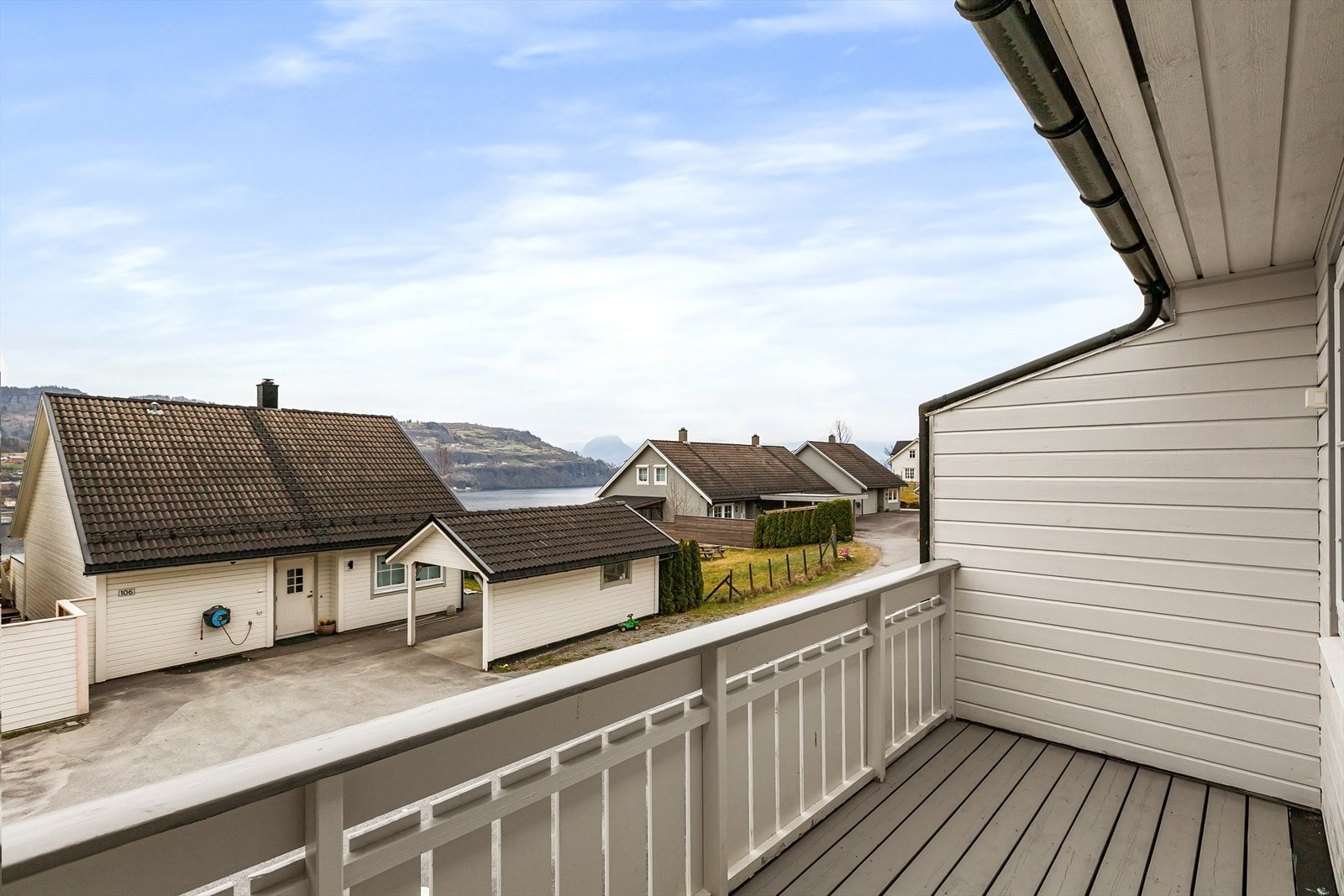 Fra balkongen er det utsikt til Hardangerfjorden, omkringliggende fjell og nærområdet ellers Galleribilde
