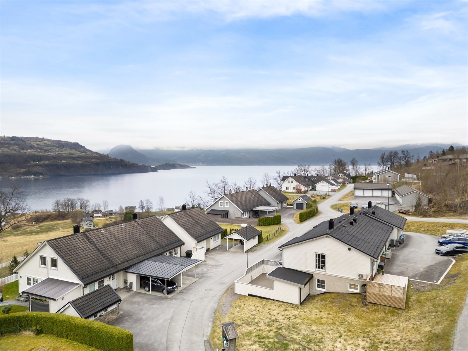 Eiendommen ligger på Vavollen i Øystese, barnevennlig attraktiv beliggenhet med lekeplass like i nærheten av boligen Galleribilde