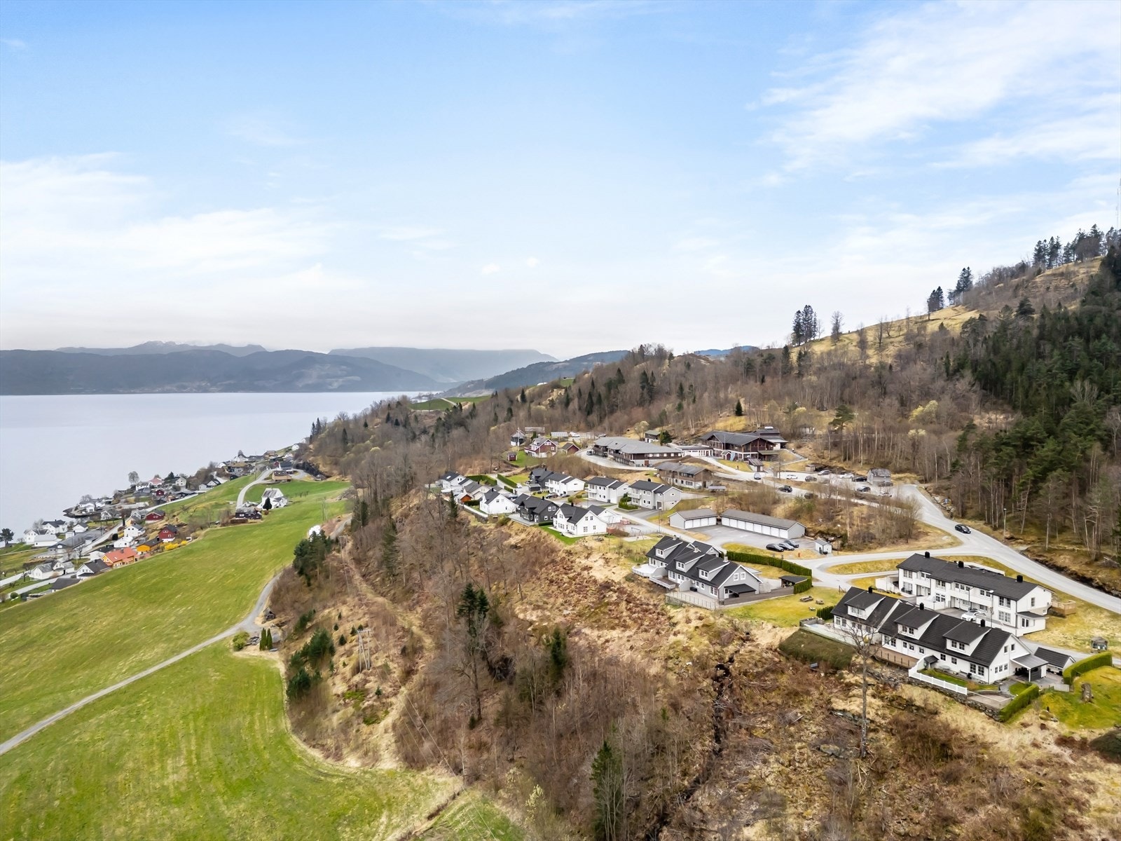 Gangavstand til barnehage i Bjørketeigen samt Øystese sentrum med alle sine fasiliteter Galleribilde