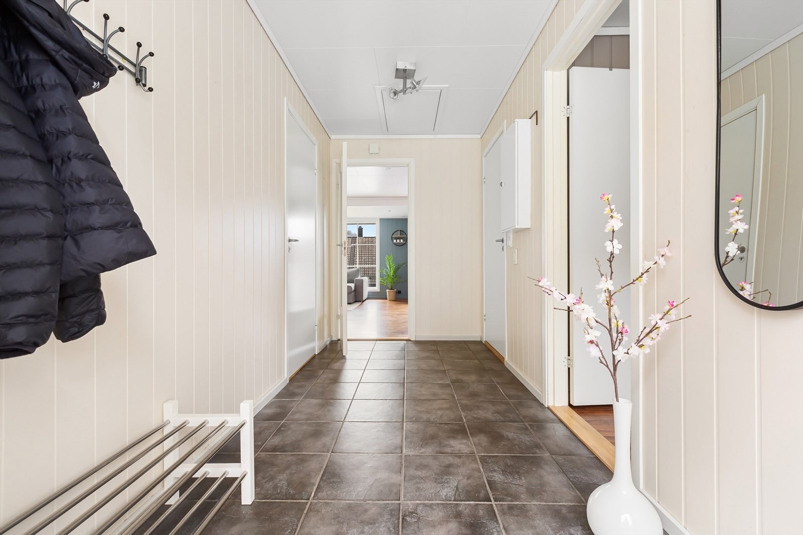 Velkommen inn! Boligen holder en gjennomgående god standard og fremstår som godt vedlikeholdt både innvendig og utvendig Galleribilde