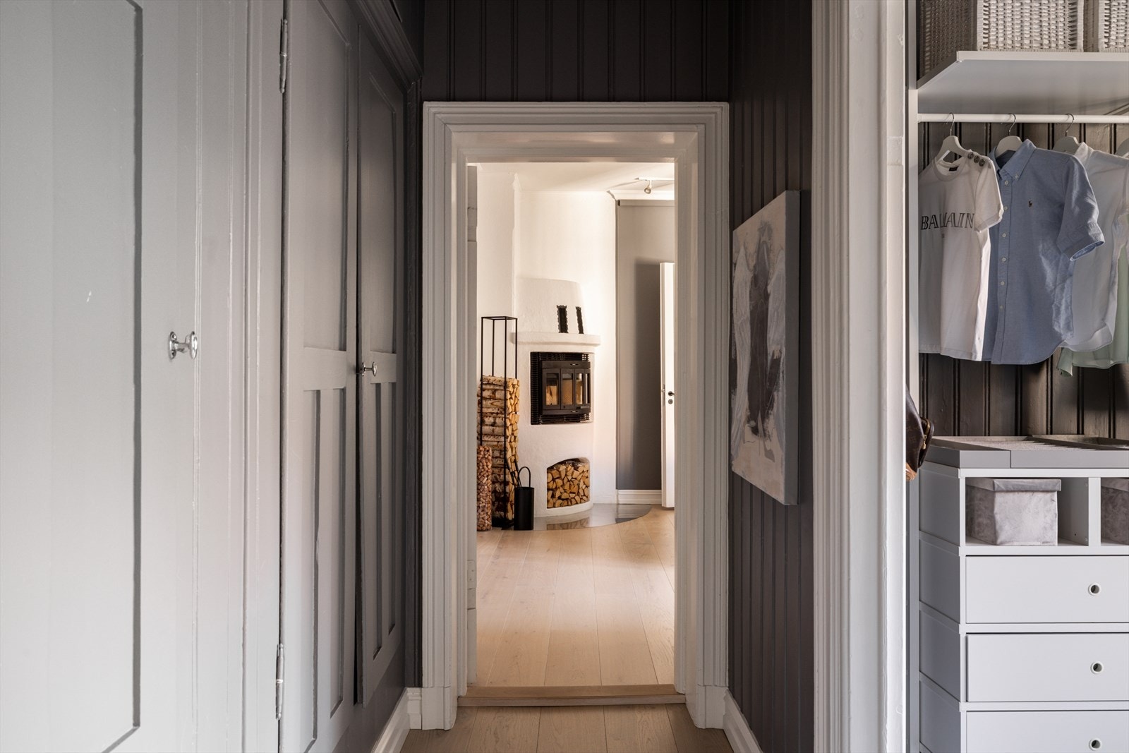 De integrerte garderobeskapene mellom soverom 2 og 3 byr på godt med oppbevaringsmuligheter Galleribilde