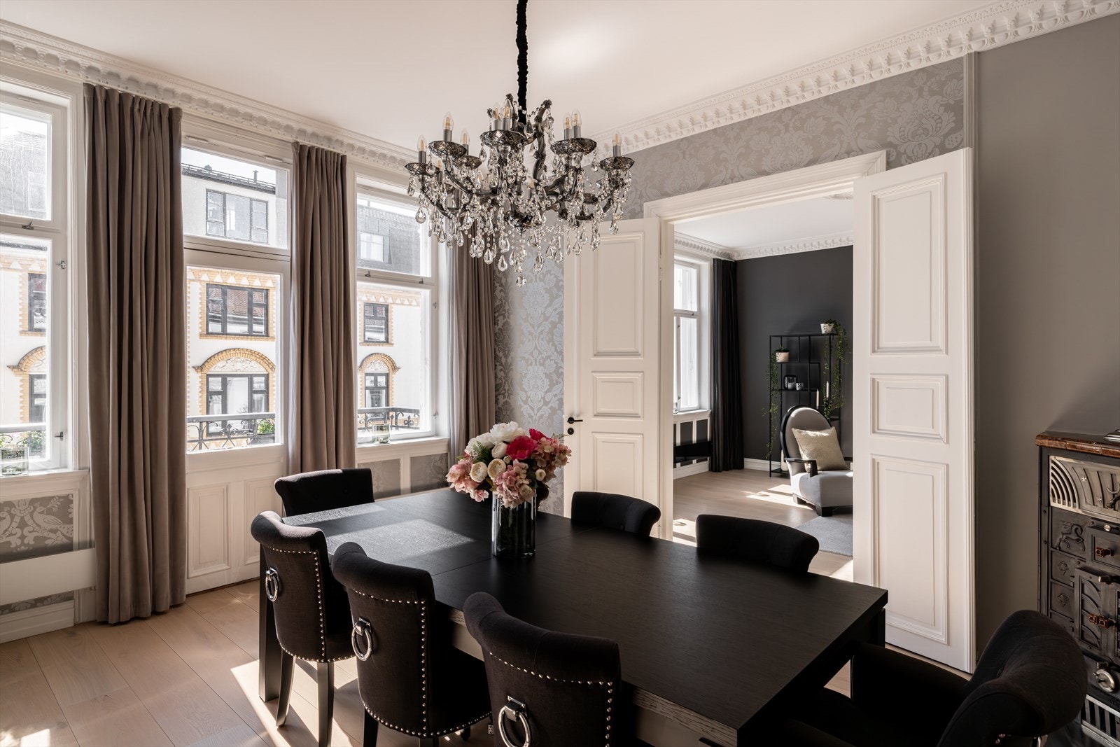 Gjennomgående og velholdt klassisk 4-roms leilighet med separat spisestue med utgang til balkong Galleribilde