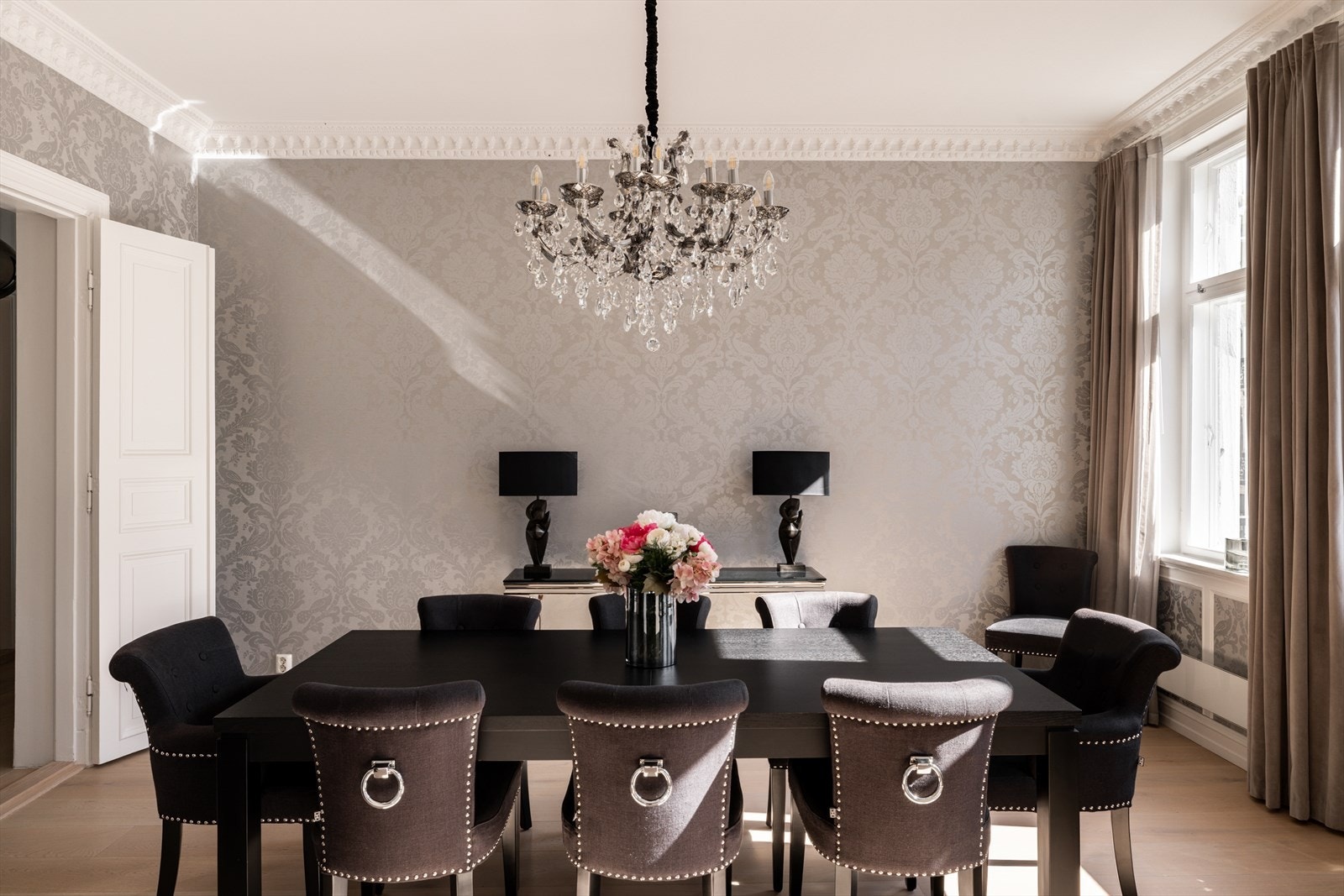 Innvendig oppleves boligen velholdt, gjennomført og innflytningsklar Galleribilde