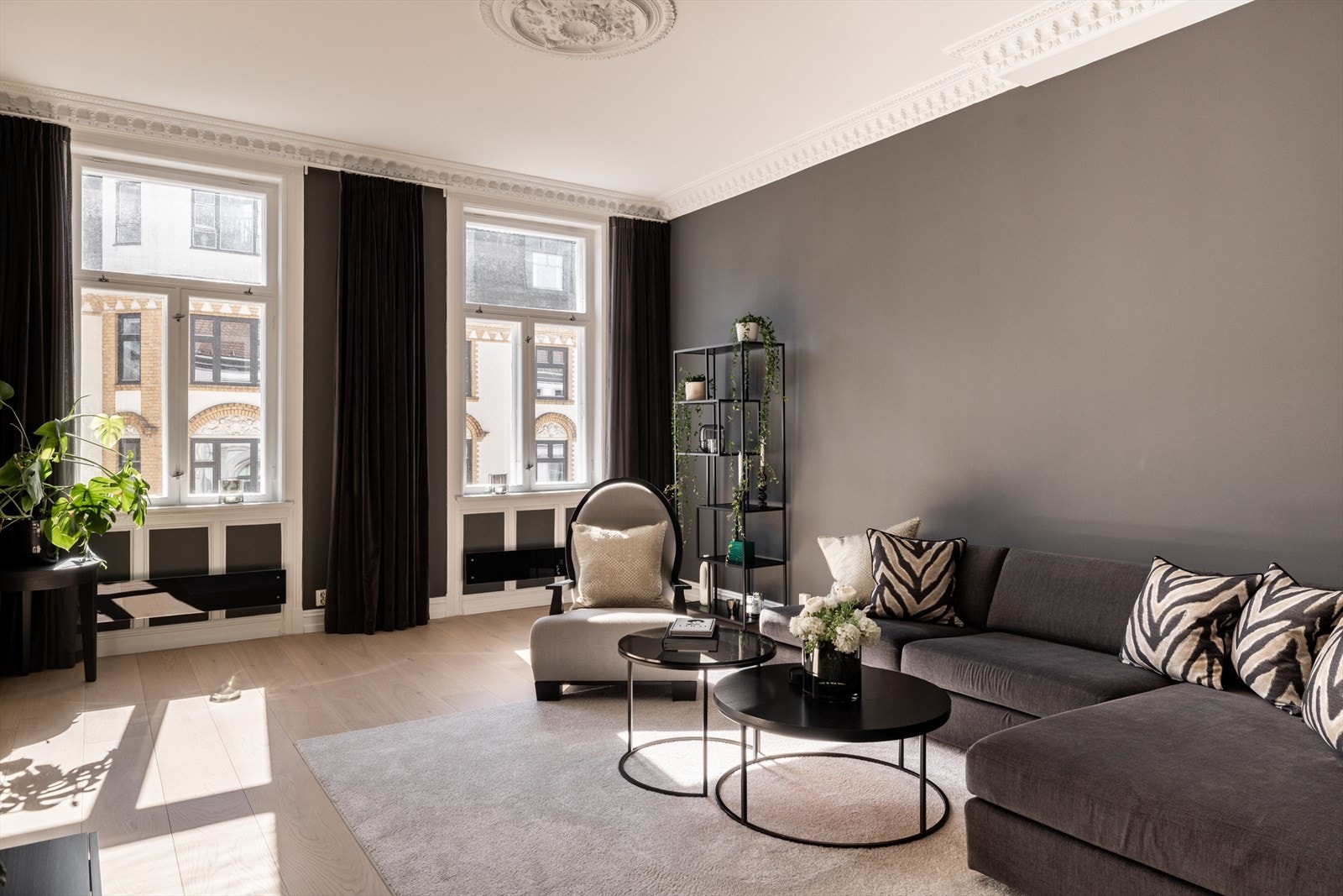 Legg merke til den flotte rosett og stukkaturen i taket Galleribilde