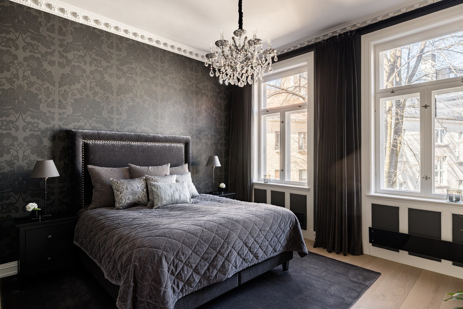 Hovedsoverom oppleves romslig og vender en mot stille bakgård Galleribilde