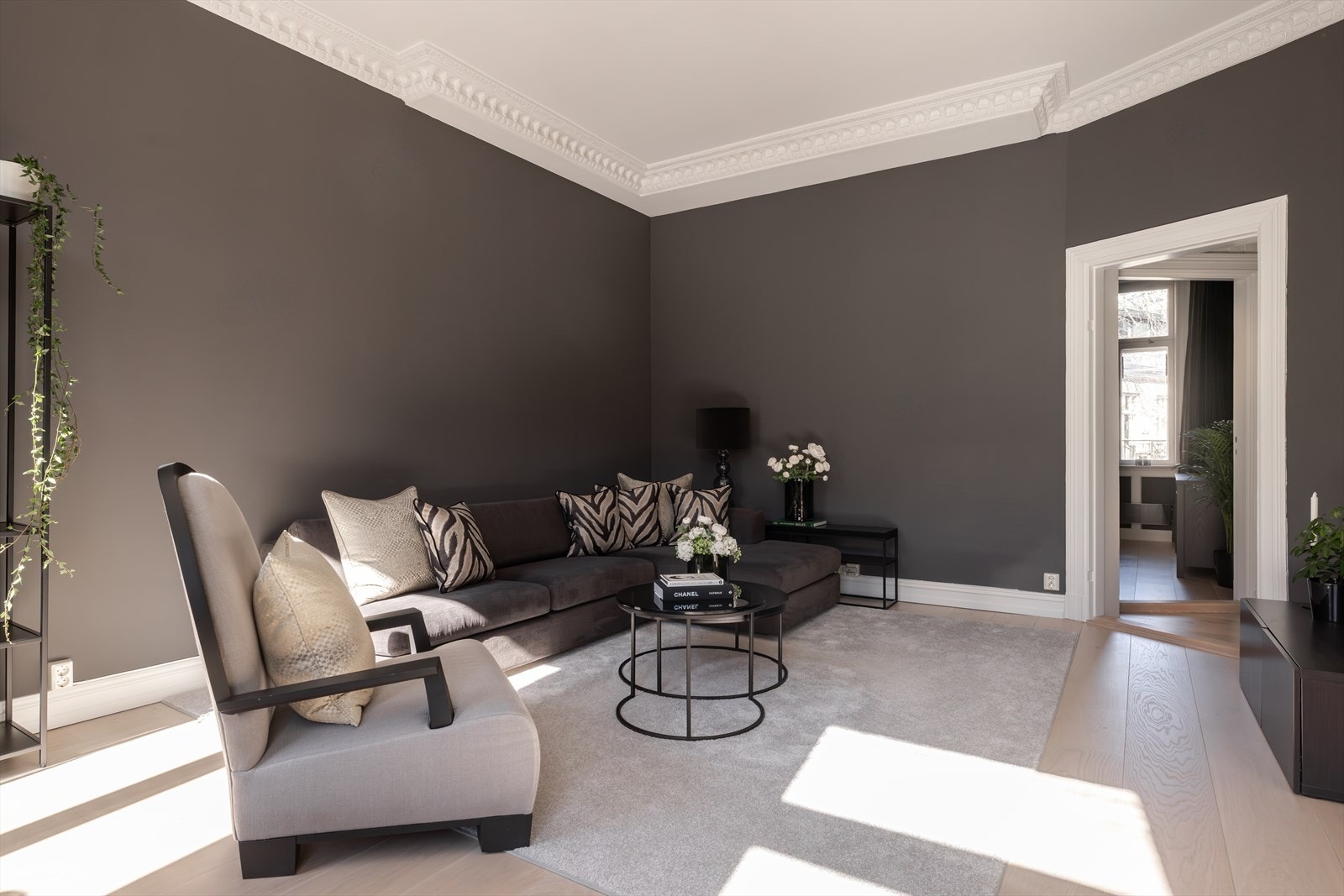 Romslig stue som byr på flere innredningsmuligheter Galleribilde