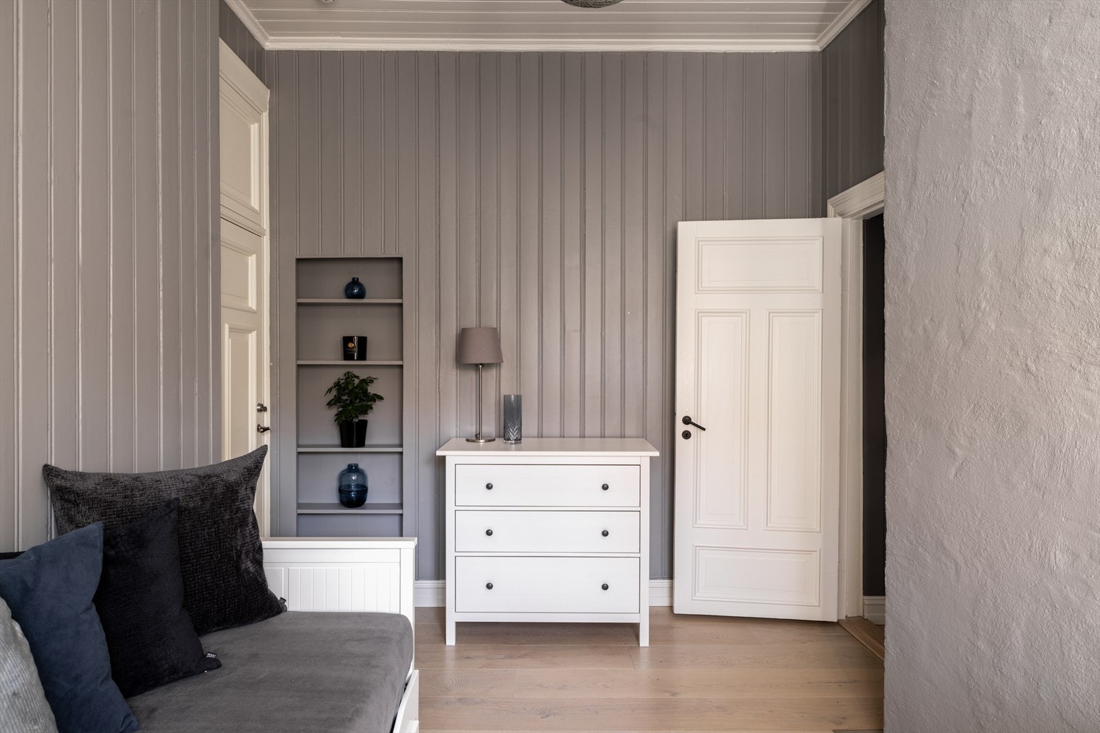 Her finner du også utgang til baktrappen som fører til boligens boder Galleribilde