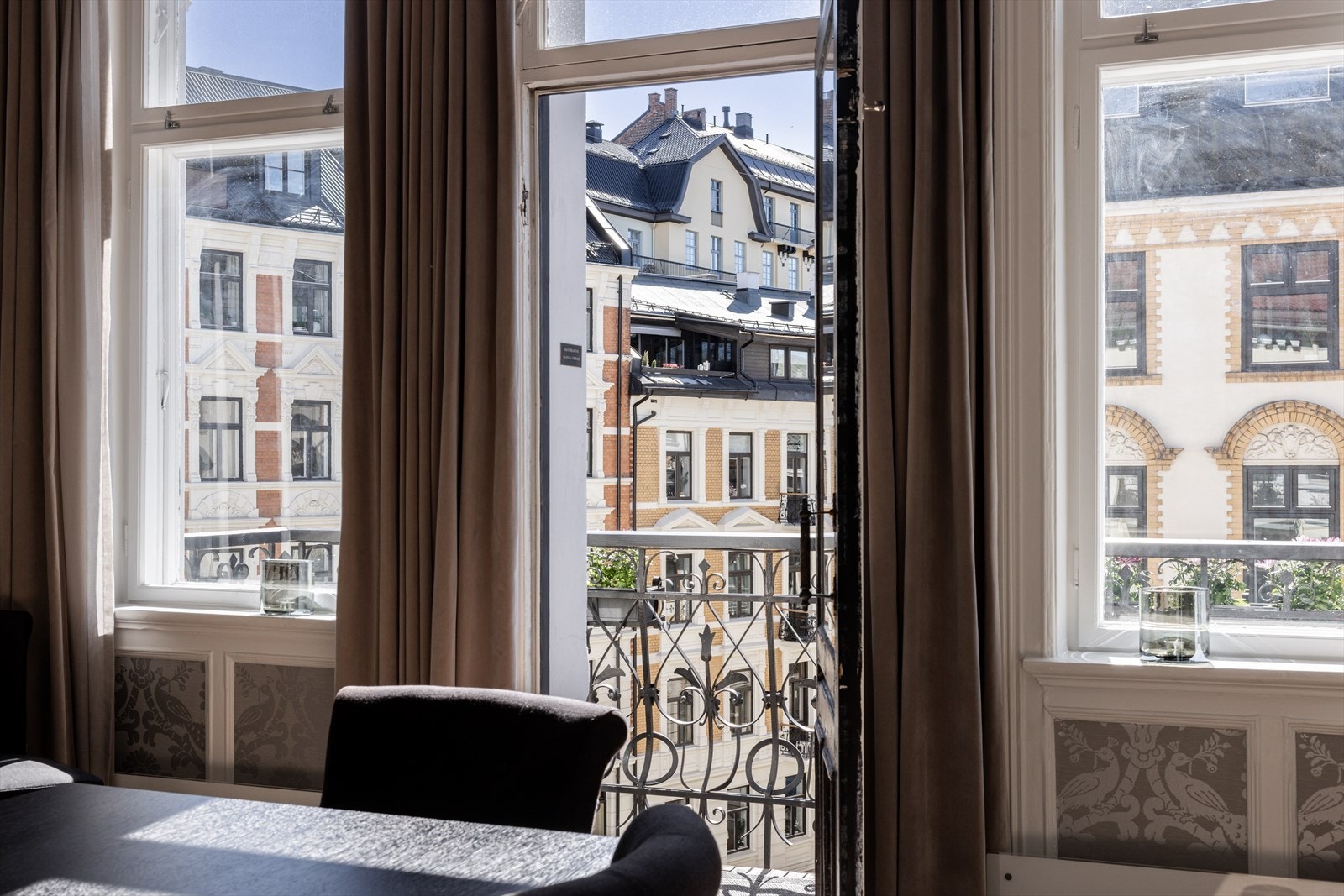 Fra spisestuen har du utgang til balkogen Galleribilde