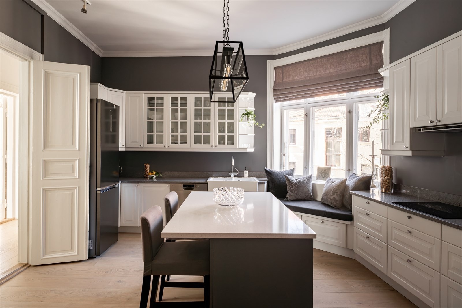 Innredningen byr på godt med skap- og benkeplass Galleribilde